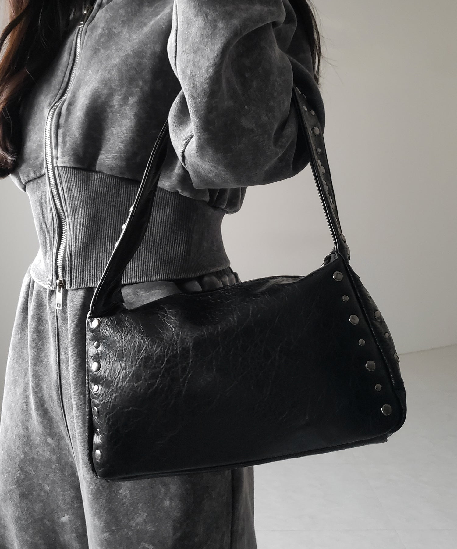 スタッズデザインスクエアショルダーバッグ / stud design square shoulder bag