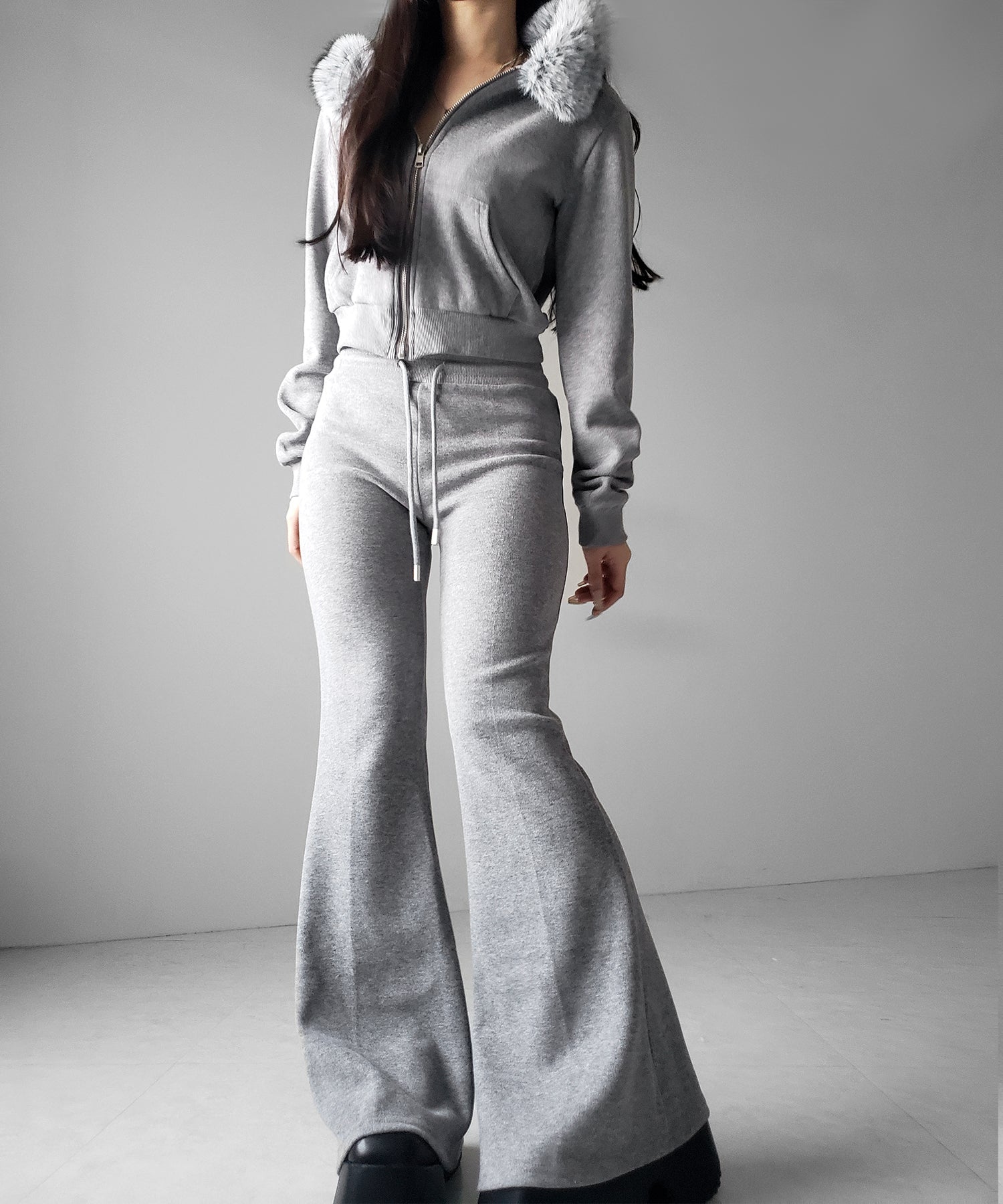 【 セットアップ 】ファーフードショートパーカー&スウェットフレアパンツ / Fur short hoodie & sweat flare pants SETUP