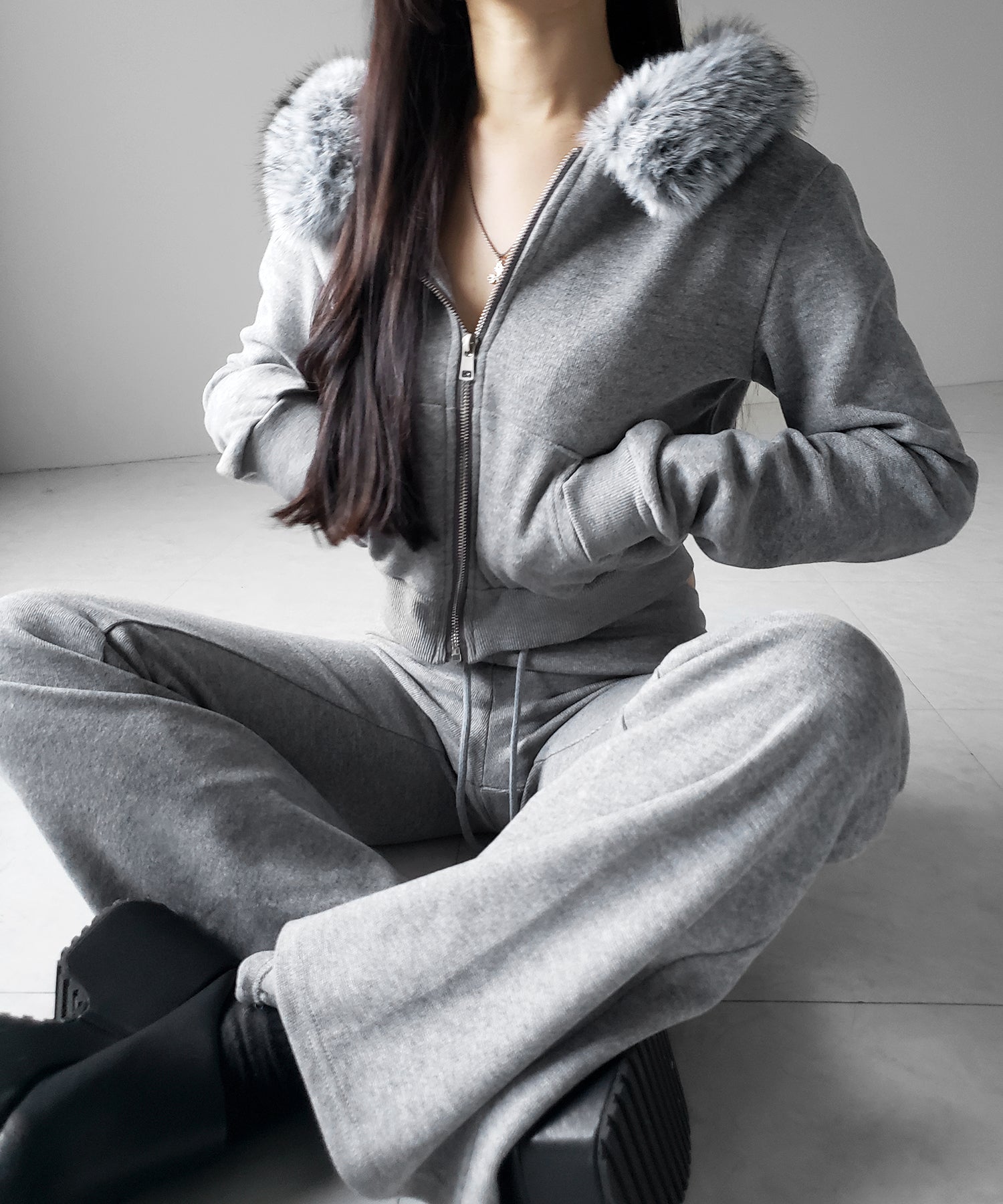 【 セットアップ 】ファーフードショートパーカー&スウェットフレアパンツ / Fur short hoodie & sweat flare pants SETUP