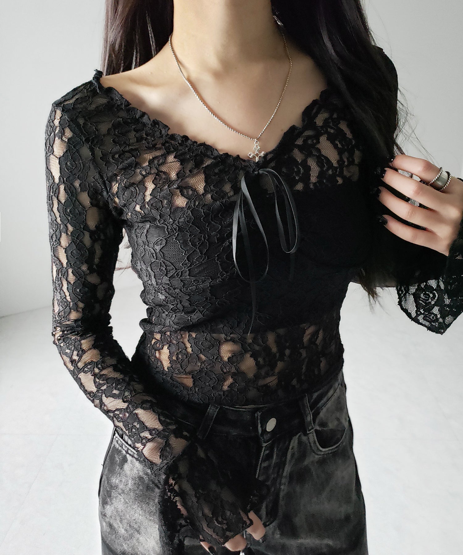 【 2color /2WAY 】フロントリボンオフショルスリムレーストップス / front ribbon off-shoulder slim lace tops