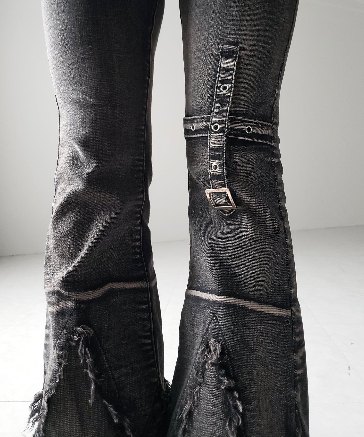 クロスデザインヴィンテージライクフリンジストレッチフレアデニム / cross design vintage-like fringe stretch flare denim