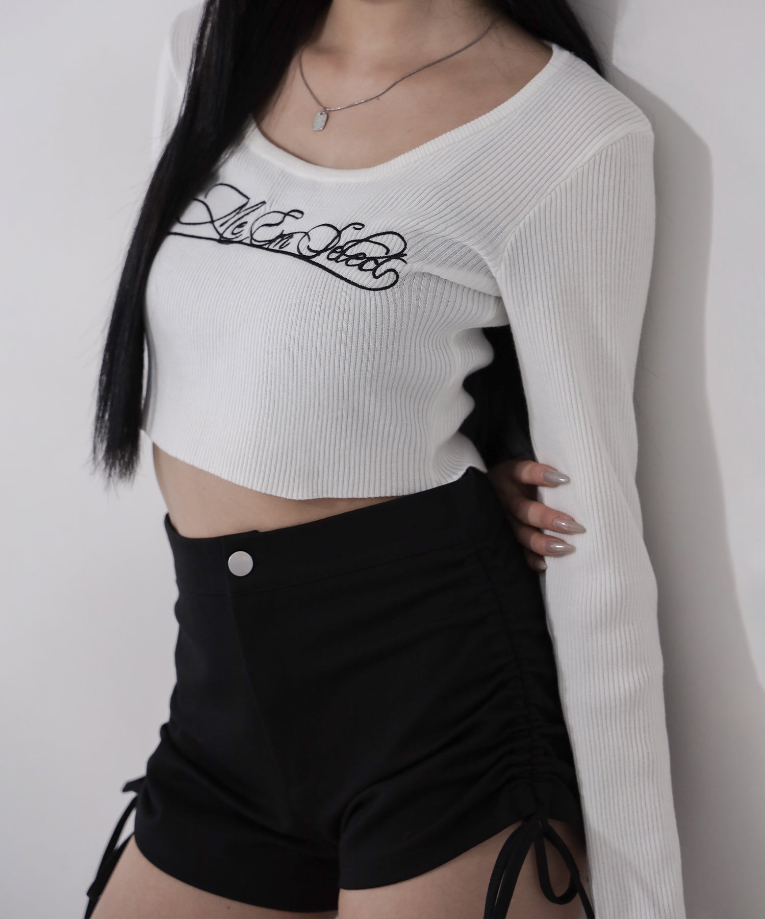 レタリングロゴ刺繍スクエアネックショートリブニットトップス / lettering logo embroidery square neck short rib knit tops