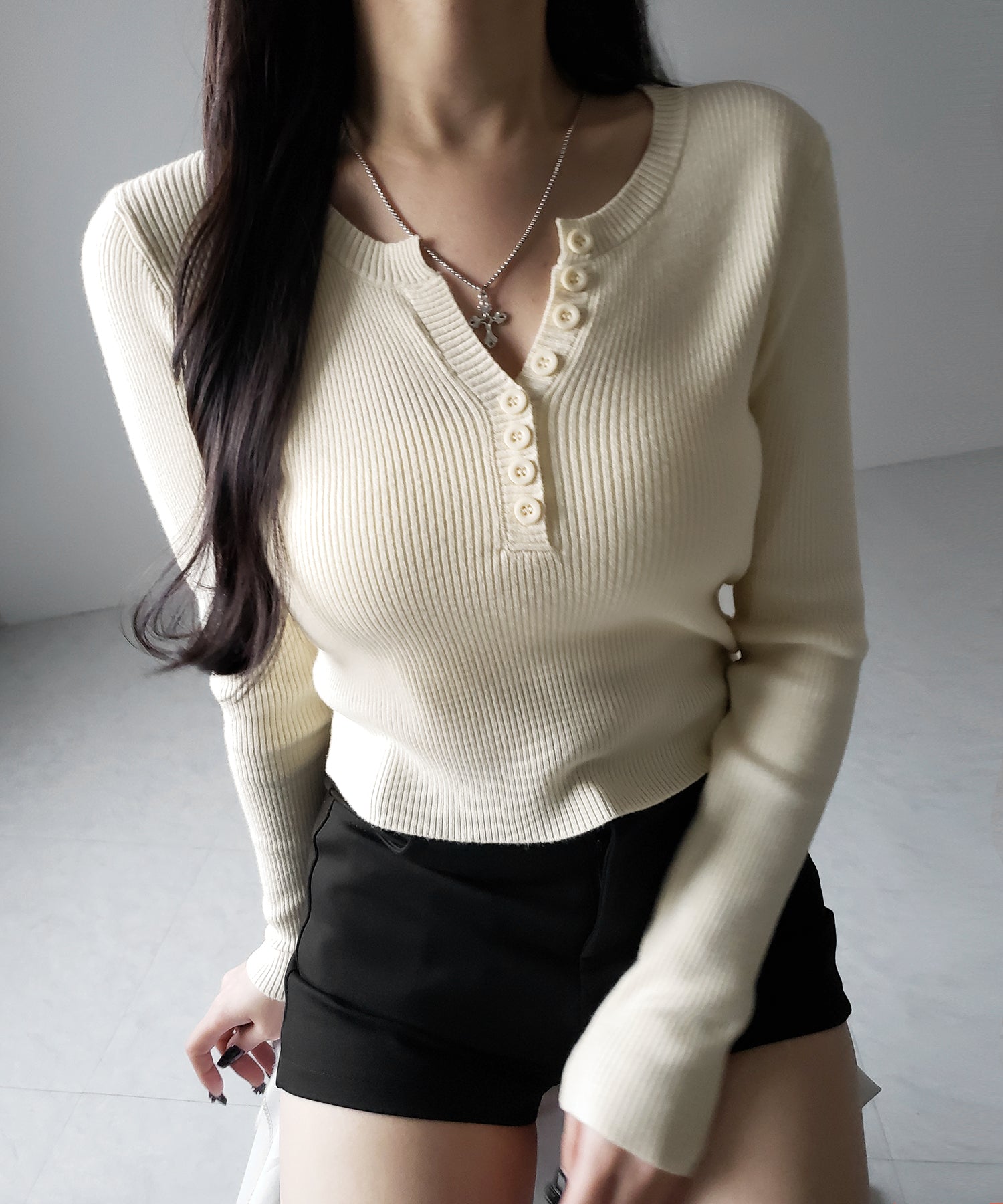キーネックボタンデザインクロップドリブニット