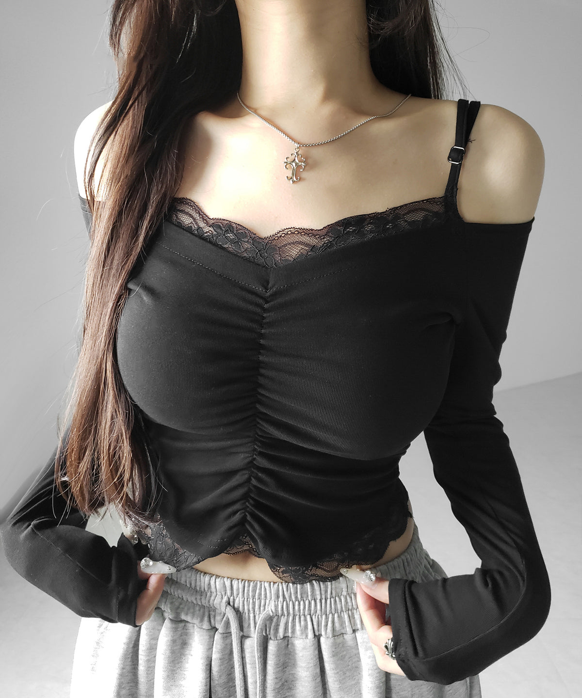 レースレイヤードギャザーオフショル長袖Tシャツ / lace layered gather off-shoulder long-sleeved T-shirts