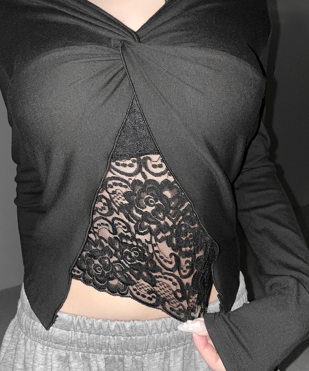 レースレイヤードクロスデザイン長袖Tシャツ /Lace-layered cross design long-sleeved T-shirt