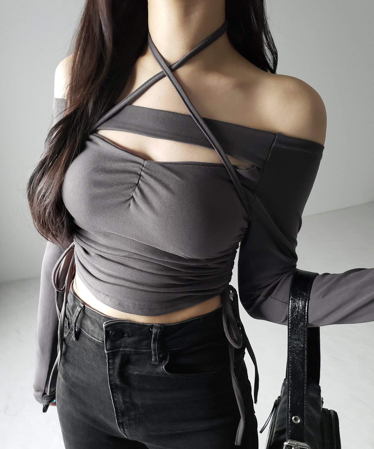 【 新色ピンク追加! / 2WAY 】クロスストラップリボンカットアウトオフショルトップス / cross strap ribbon cutout offshoulder tops