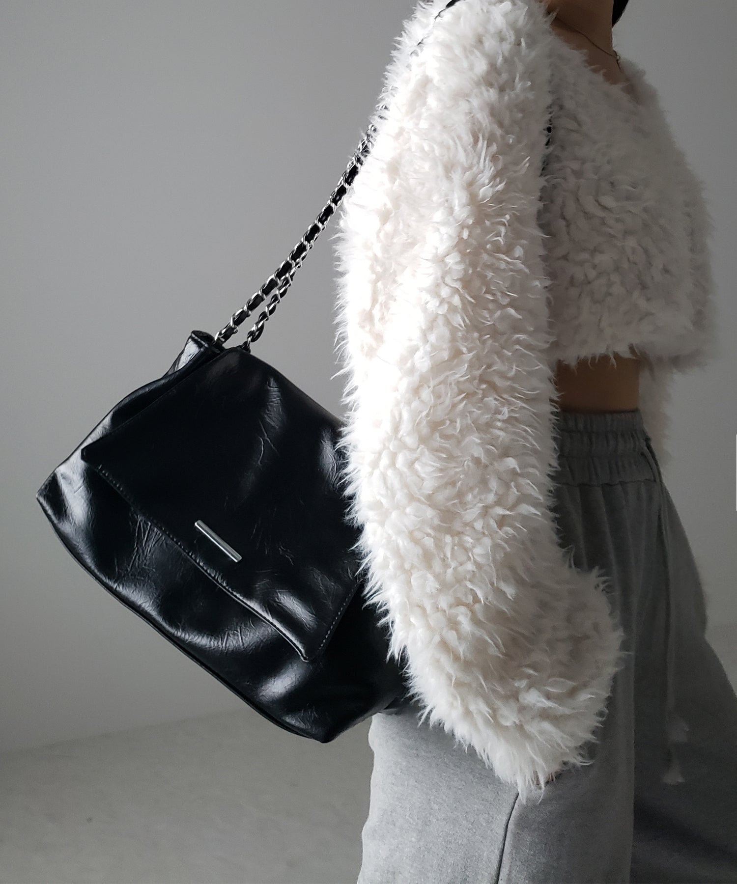 チェーンフェイクレザーフラップショルダーバッグ / chain fake leather flap shoulder bag