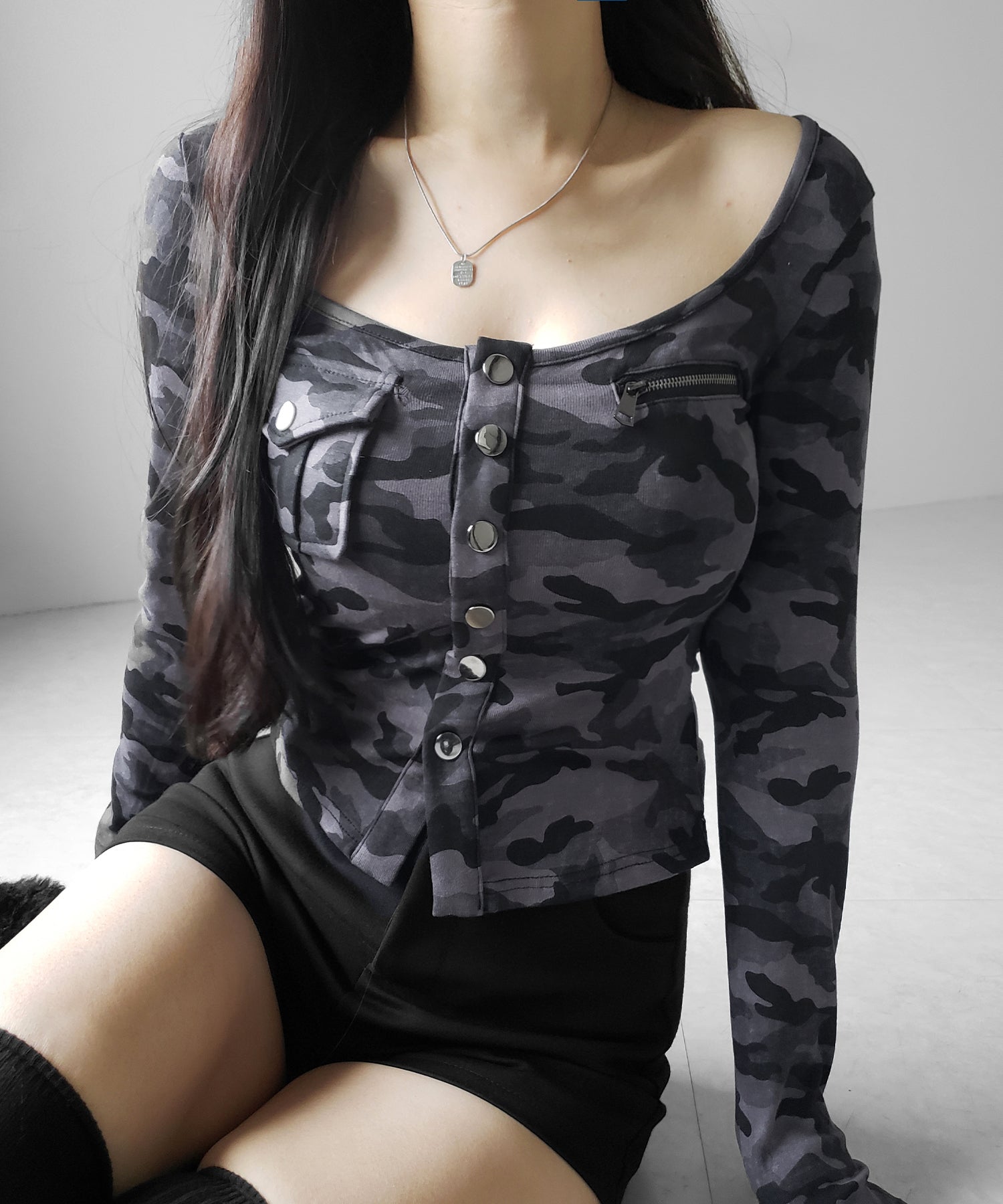 カモフラアウトポケットスクエアネック長袖スリムTシャツ / camouflage out pocket square neck long sleeve slim T-shirt