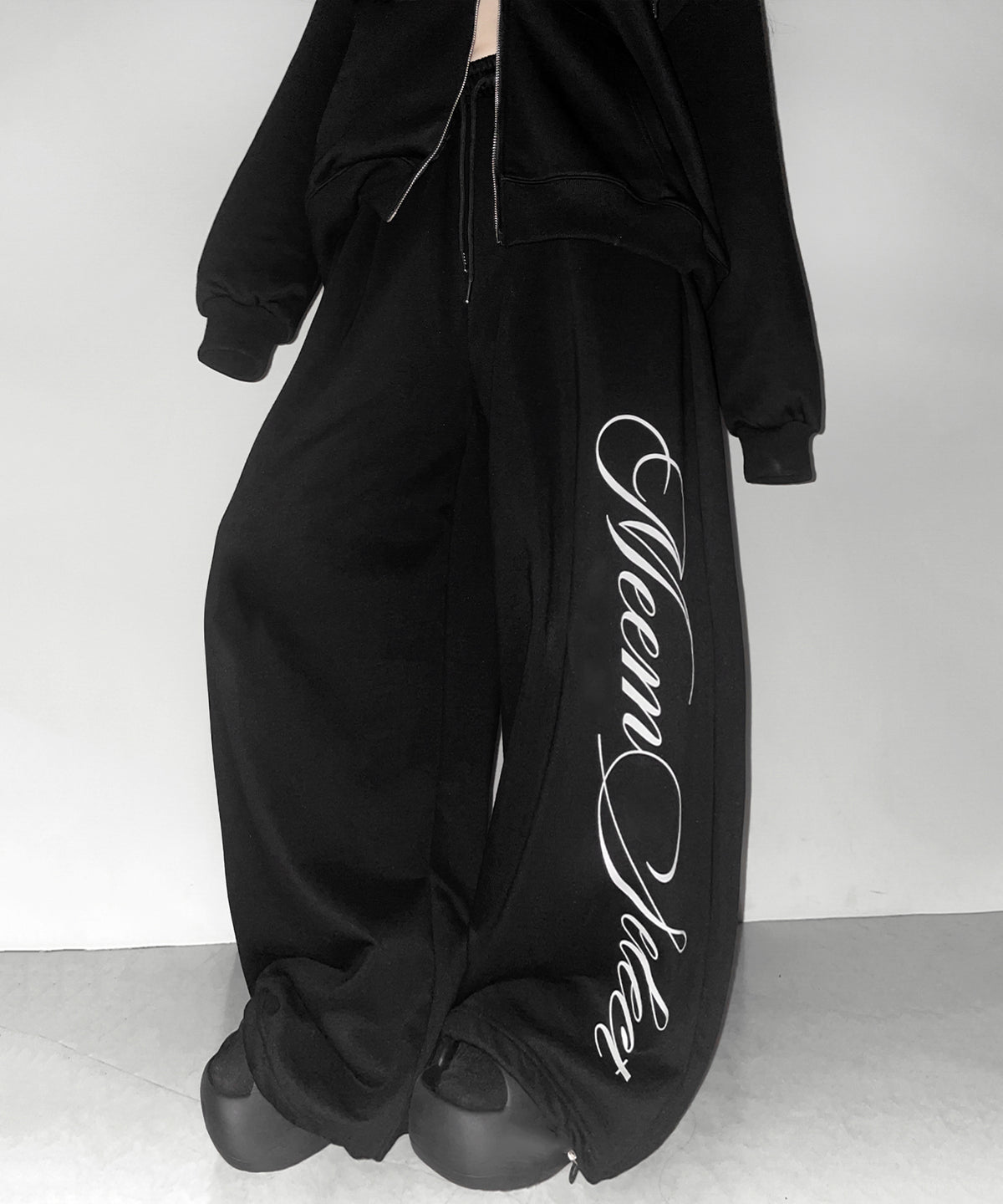 【 セットアップ可能 】レタリングロゴプリントワイドスウェットパンツ / lettering logo print wide sweat pants