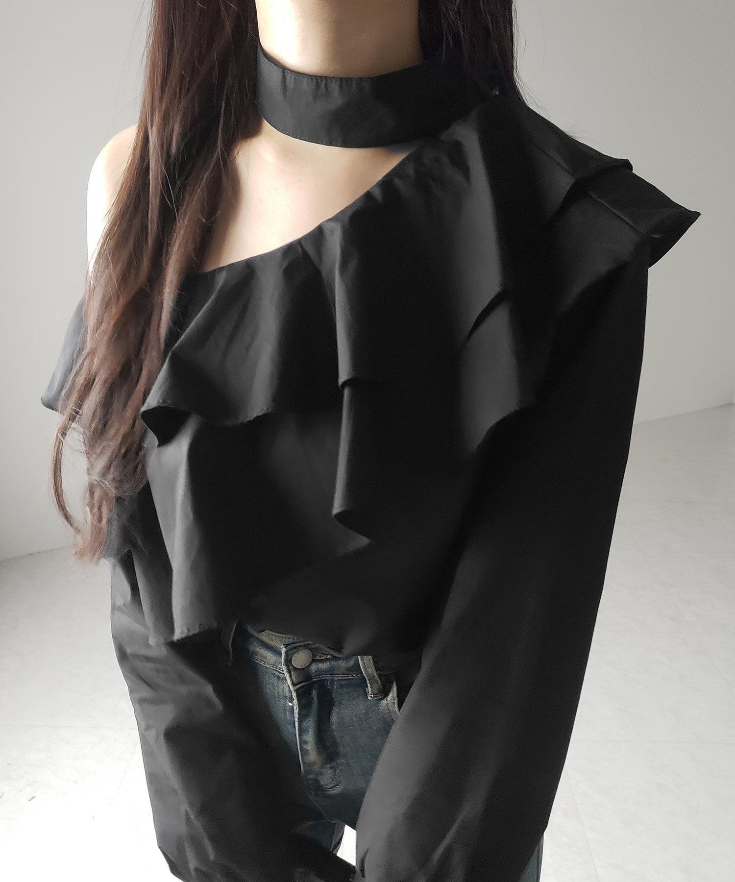 【 2color 】チョーカーフリルワンショルダーブラウス / choker frill one shoulder blouse