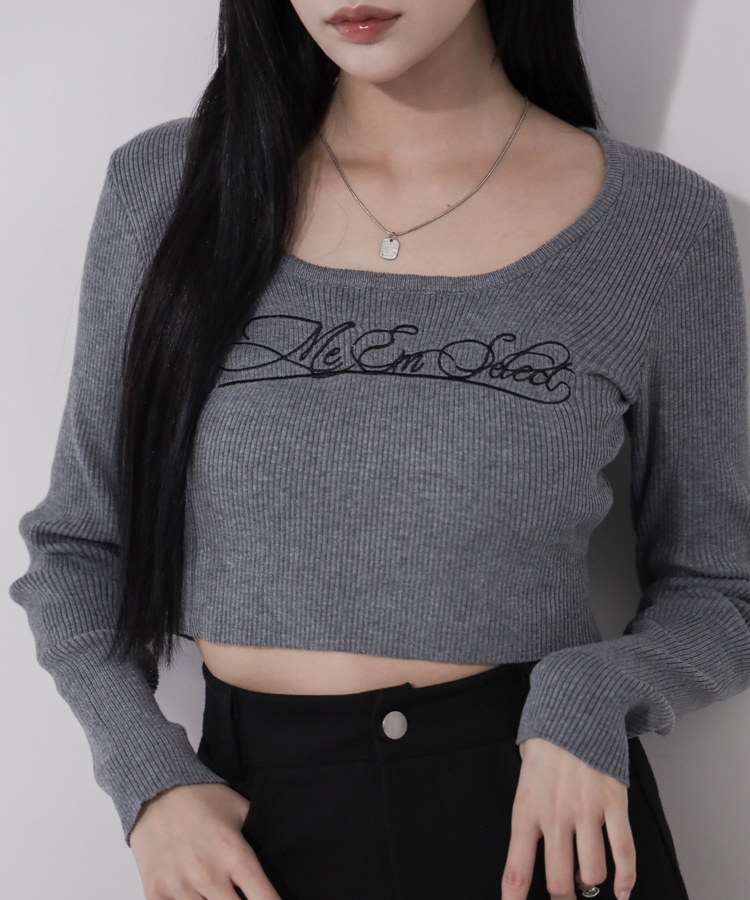 レタリングロゴ刺繍スクエアネックショートリブニットトップス / lettering logo embroidery square neck short rib knit tops