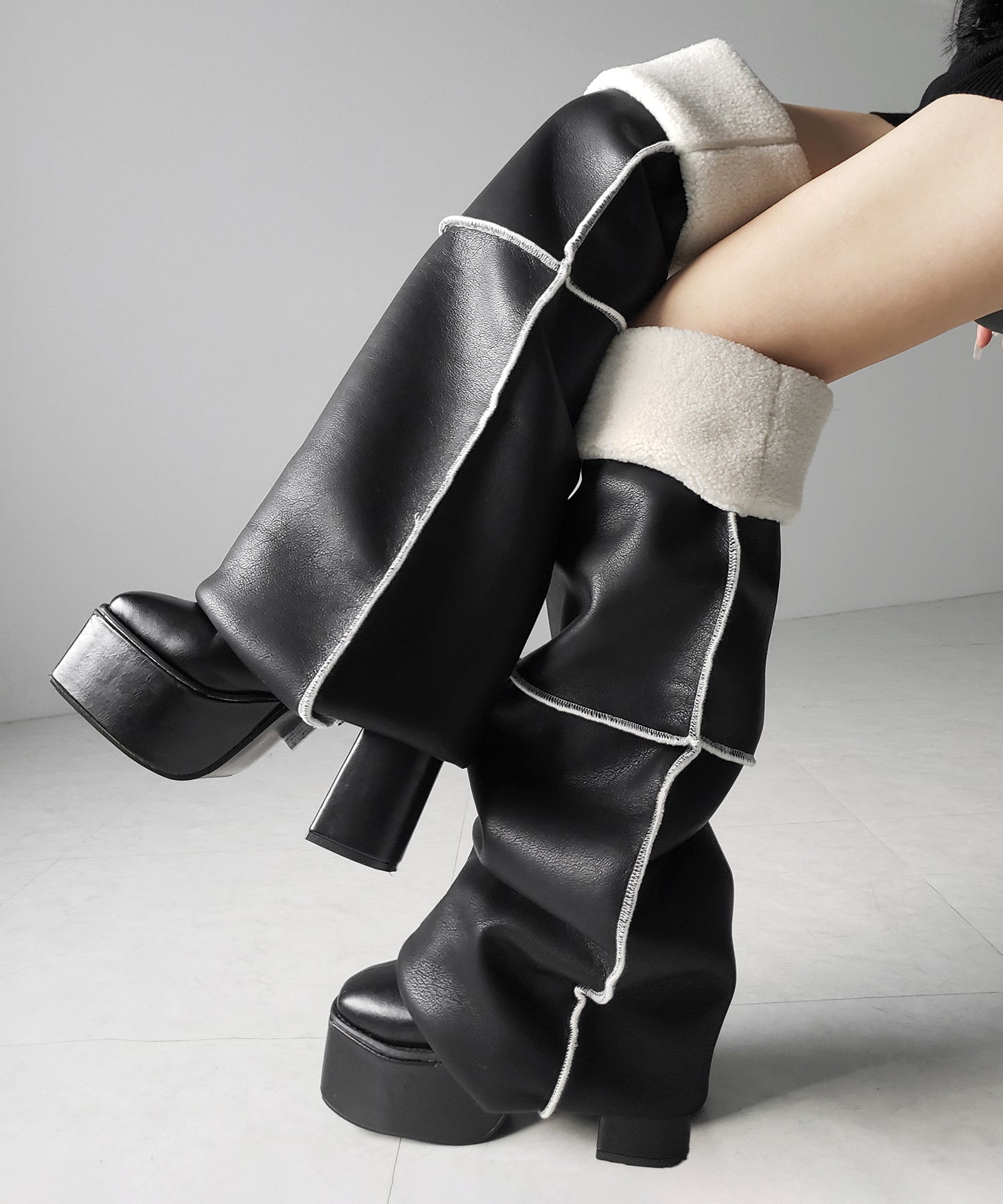 【 ニーハイにもなる2WAY 】ムートンフェイクレザールーズレッグカバー / mouton fake leather loose leg cover