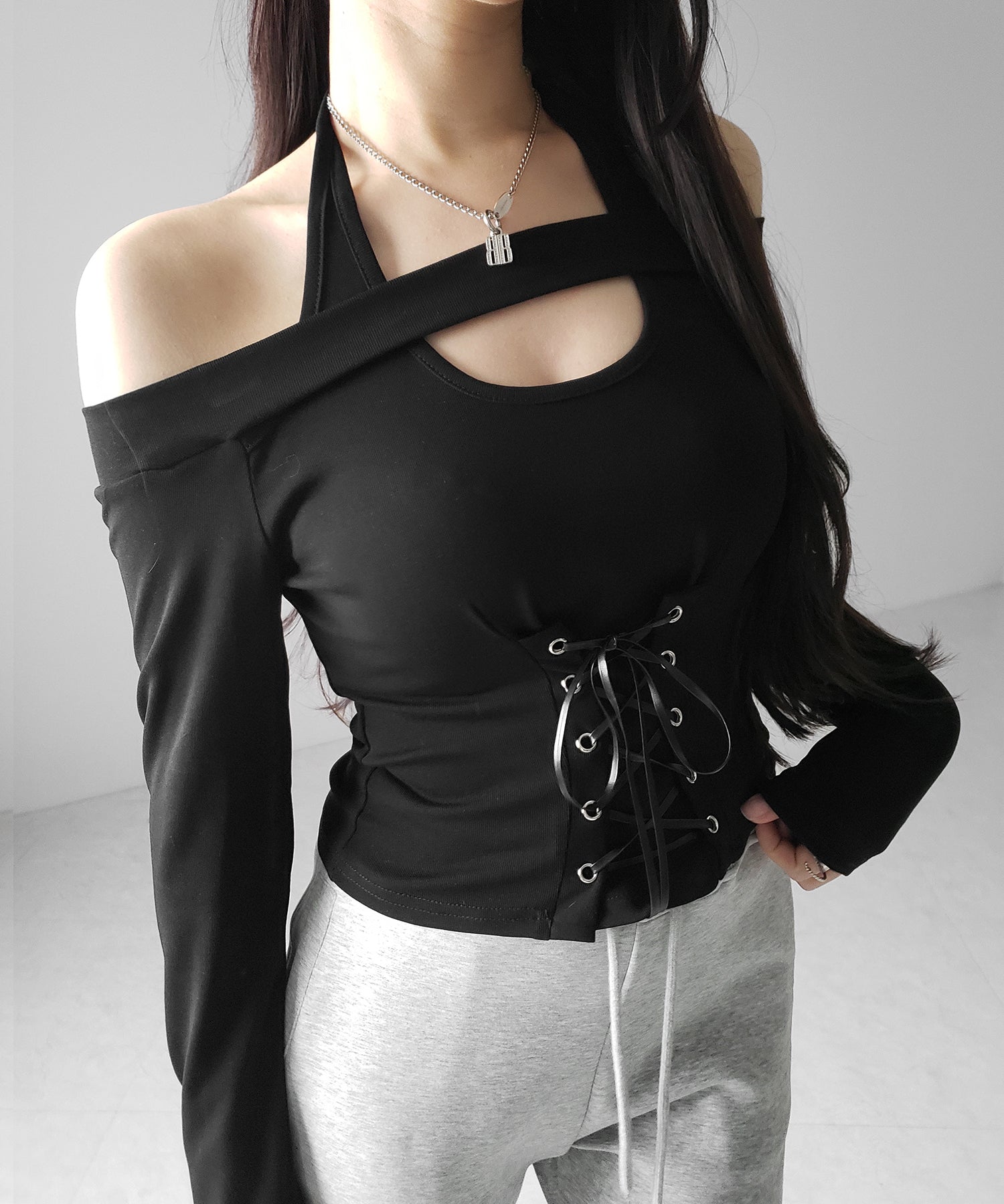 レースアップカットアウトホルターオフショルトップス / laceup cutout halter offshoulder tops