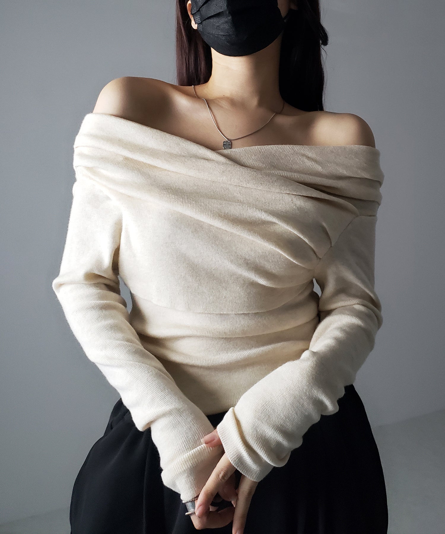 タックデザインドレープオフショルダーリブニット
