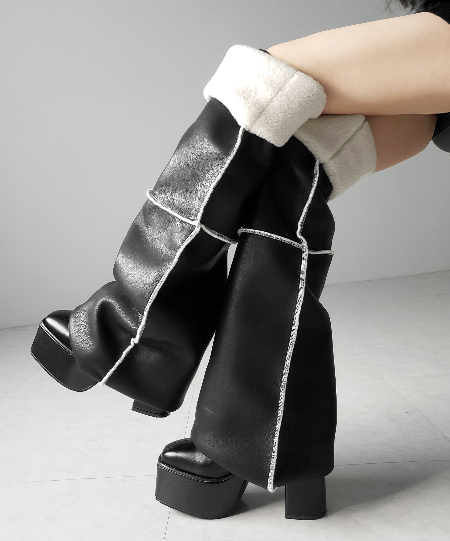 【 ニーハイにもなる2WAY 】ムートンフェイクレザールーズレッグカバー / mouton fake leather loose leg cover