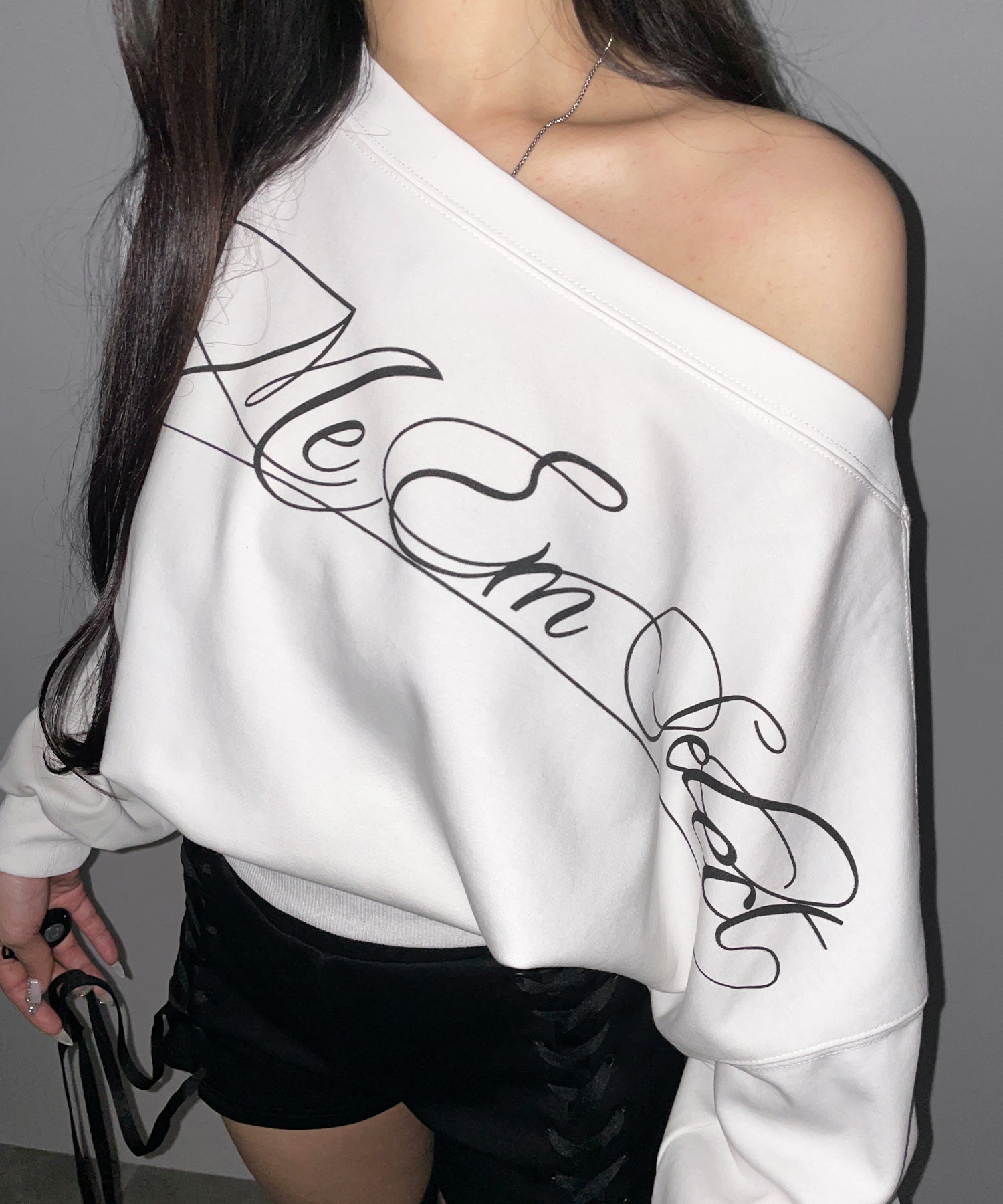 レタリングロゴワンショルショートスウェットライクトップス / lettering logo one-shoulder short sweatlike tops