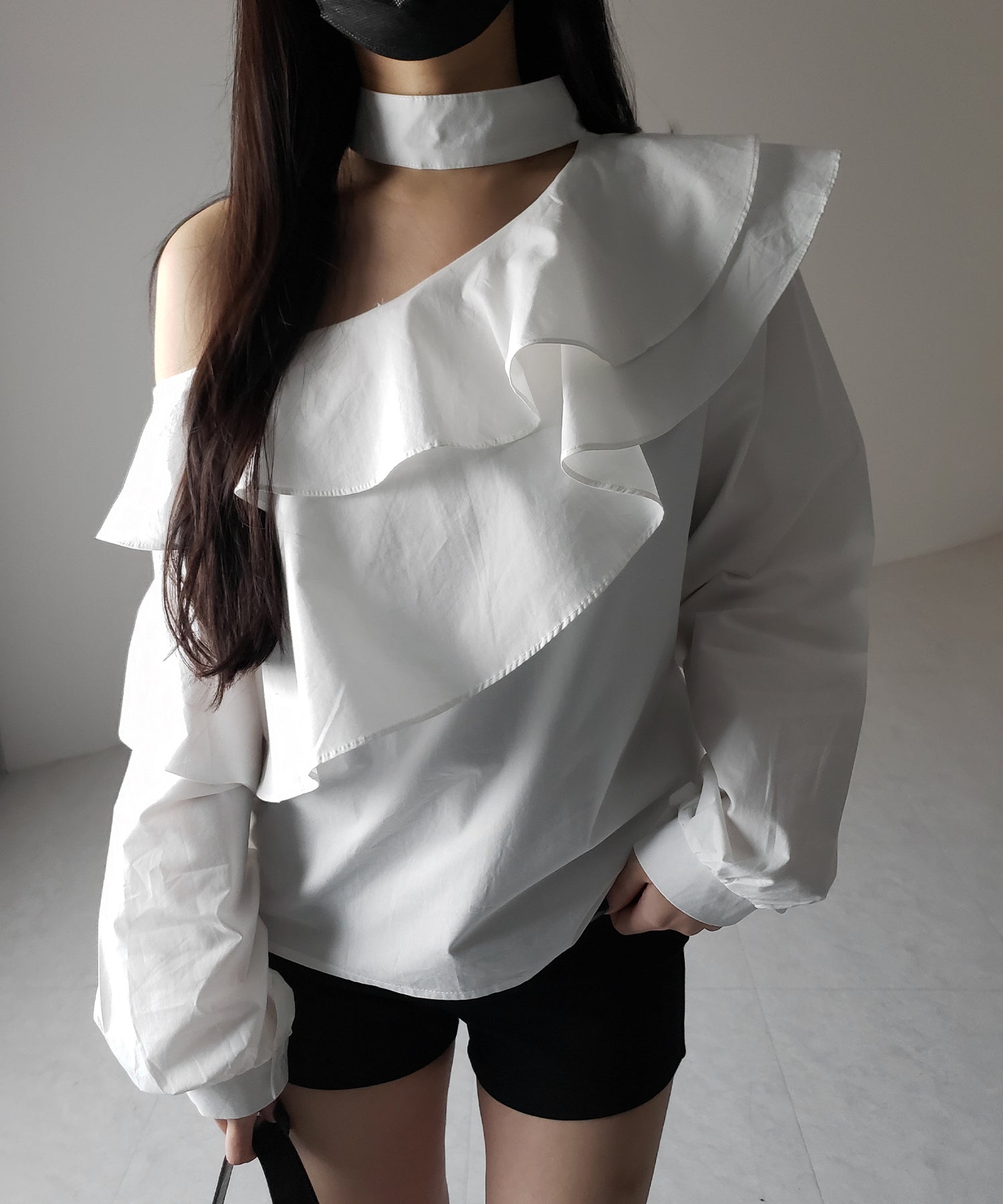 【 2color 】チョーカーフリルワンショルダーブラウス / choker frill one shoulder blouse