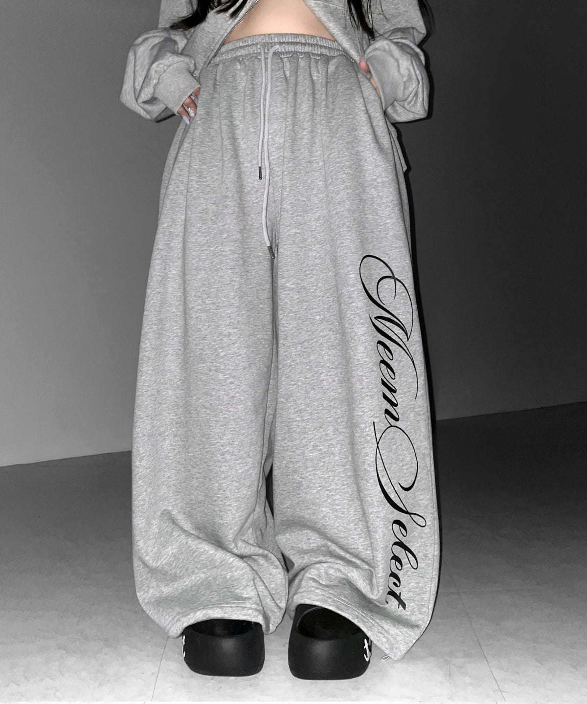 【 セットアップ可能 】レタリングロゴプリントワイドスウェットパンツ / lettering logo print wide sweat pants