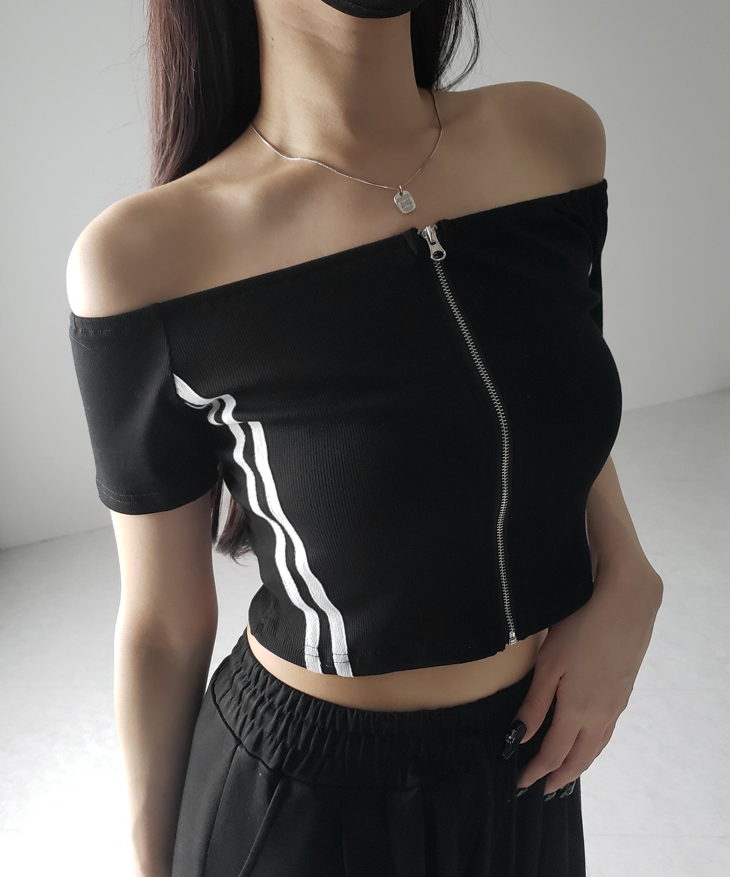 ジップアップオフショルサイドラインTシャツ / zipup off shoulder sideline T-shirt
