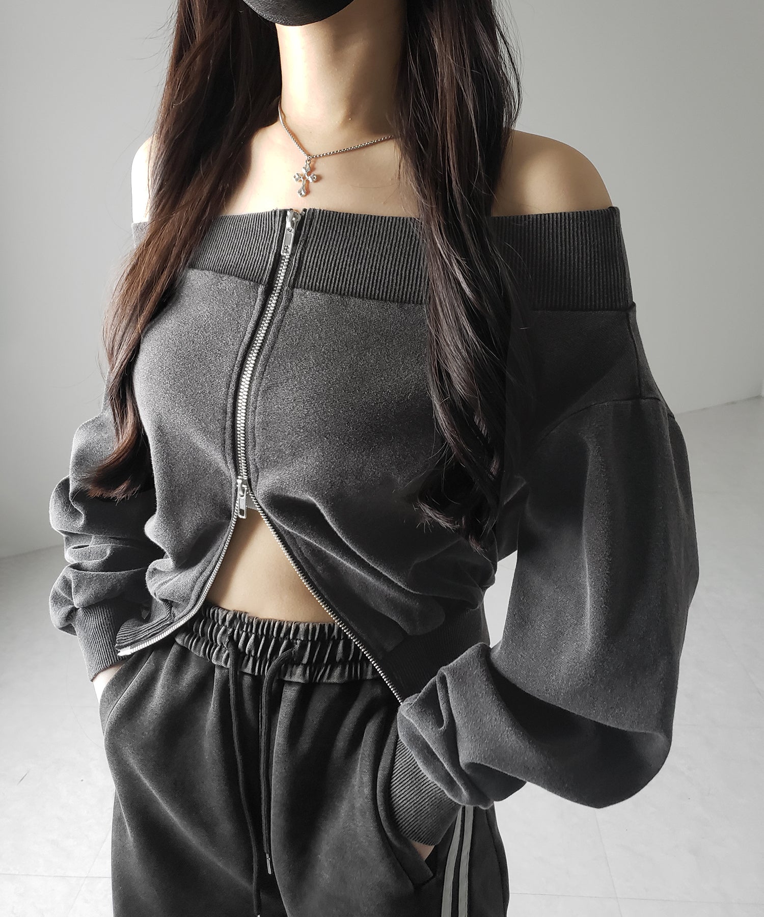 【 2color 】ダブルジップピグメントオフショルスウェットトップス / double zip pigment off shoulder sweat tops
