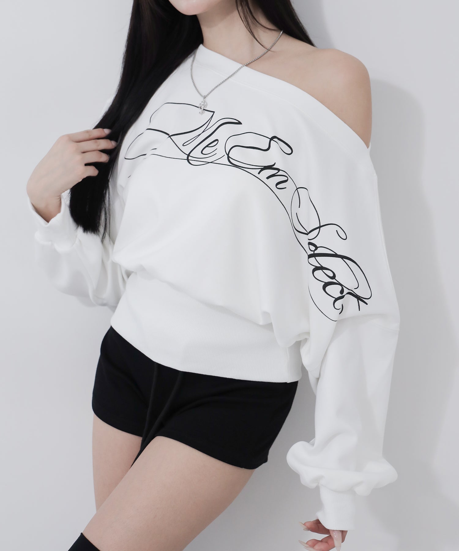 レタリングロゴワンショルショートスウェットライクトップス / lettering logo one-shoulder short sweatlike tops