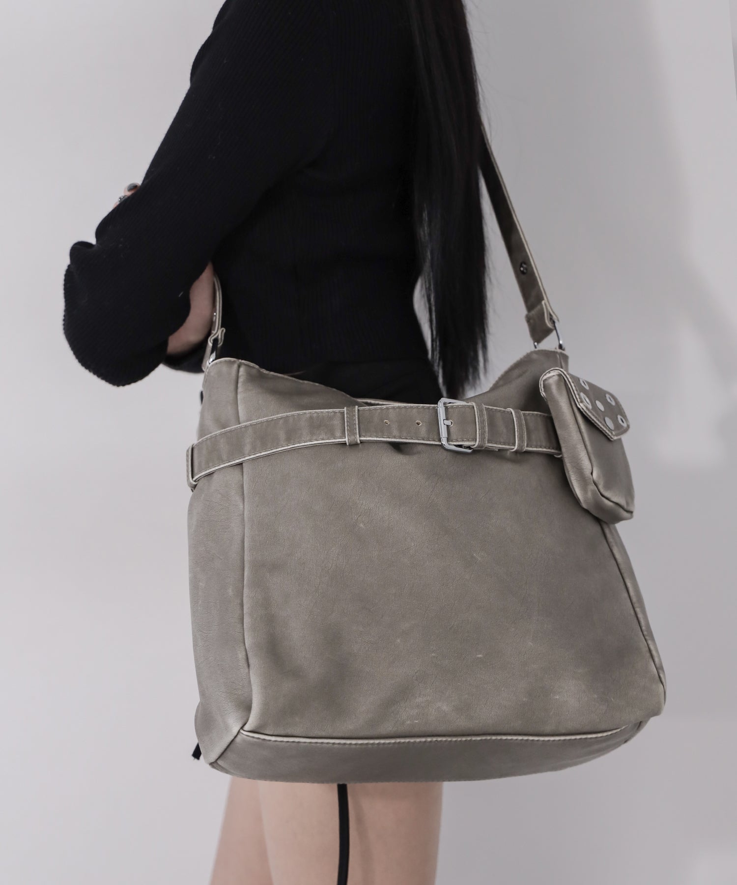 【 A4収納可 】ミニポーチ付きスタッズベルトヴィンテージフェイクレザーショルダーバッグ / mini poach SET studs belt vintage fake leather shoulder bag