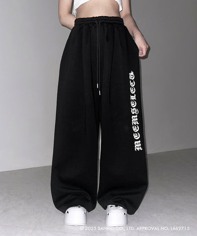【 HELLO KITTY × me+em select 】ハローキティグランジロゴワイドスウェットパンツ / Hello Kitty grunge logo wide sweatpants 【 セットアップ着用可能 】