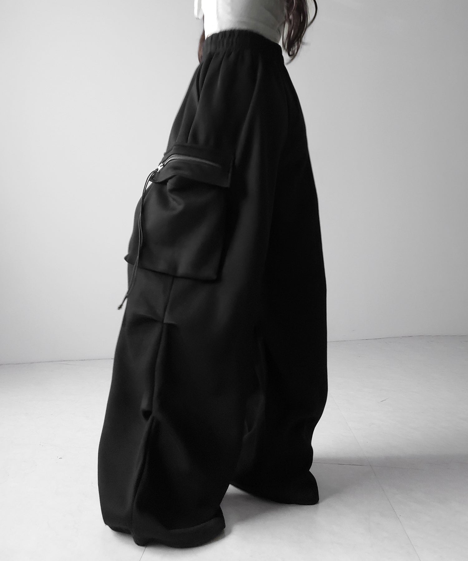 【 裾絞り可能2WAY 】ドローコードタックワイドカーゴスウェットパンツ / drawcord tuck wide cargo sweatpants