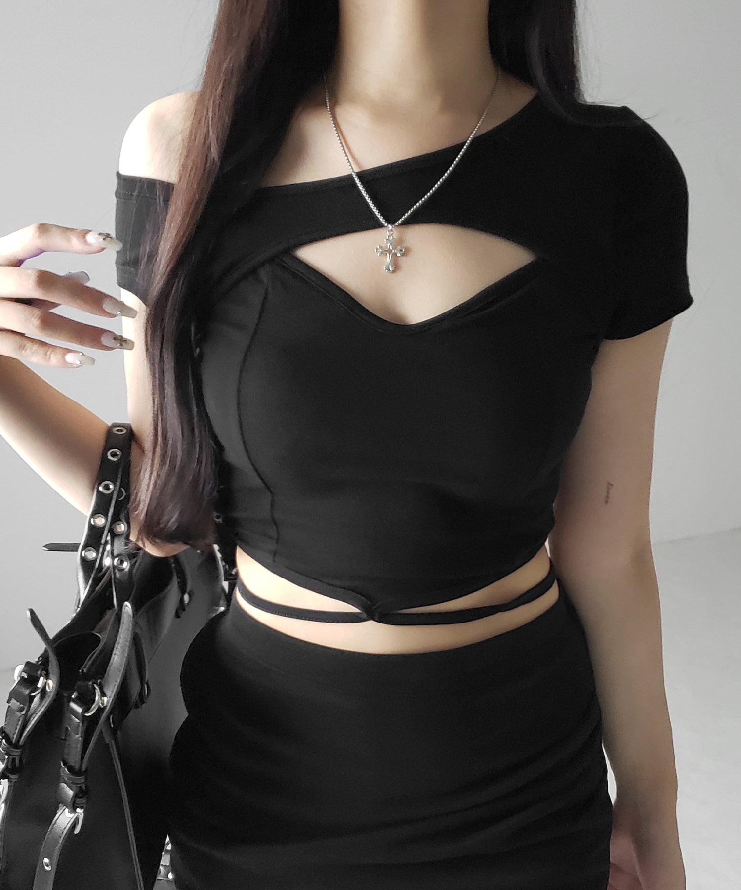 【 2color 】胸開きカットアウトクロスストラップワンショルダーTシャツ / open chest cutout cross strap one shoulder T-shirts