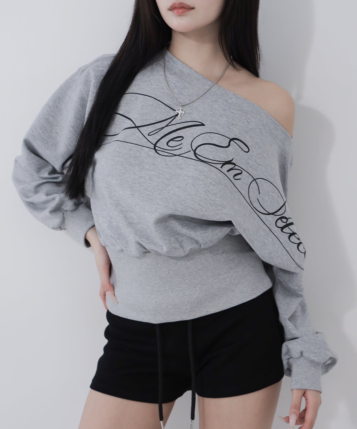 レタリングロゴワンショルショートスウェットライクトップス / lettering logo one-shoulder short sweatlike tops