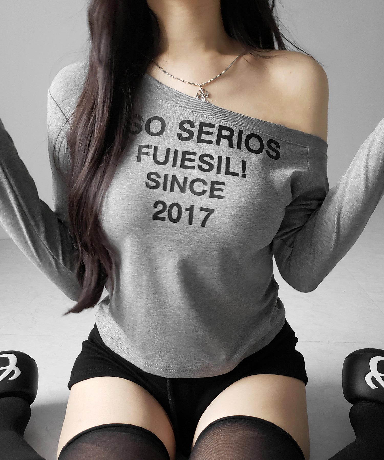 コンパクトロゴワンショルルーズロンT / compact logo one-Shoulder loose long-sleeve T-Shirt
