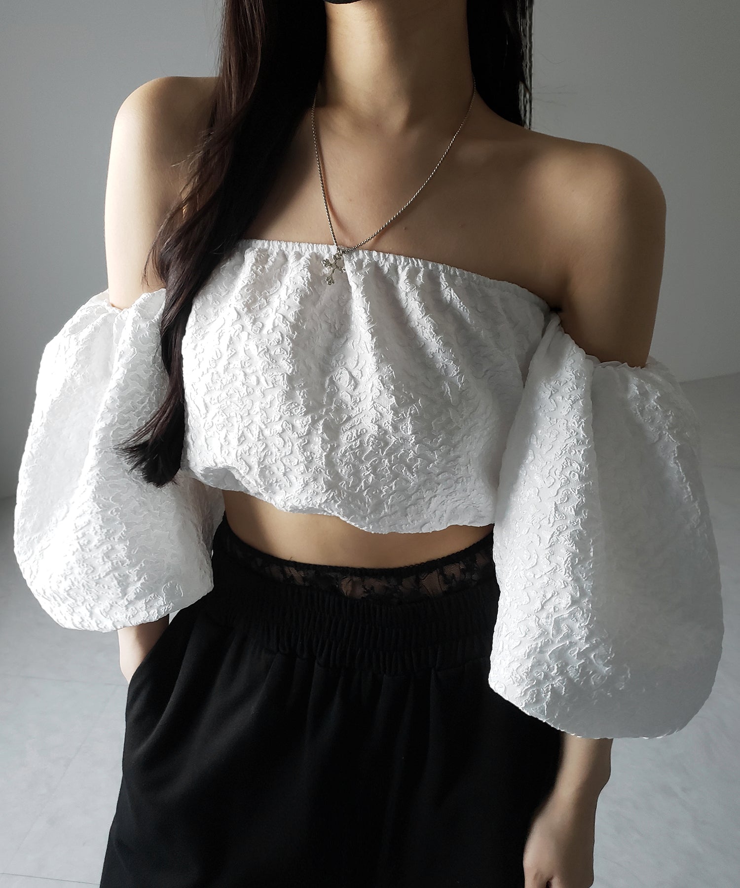 【 2color 】オフショルダーボリュームパフショートブラウス / off shoulder volume puff short blouse