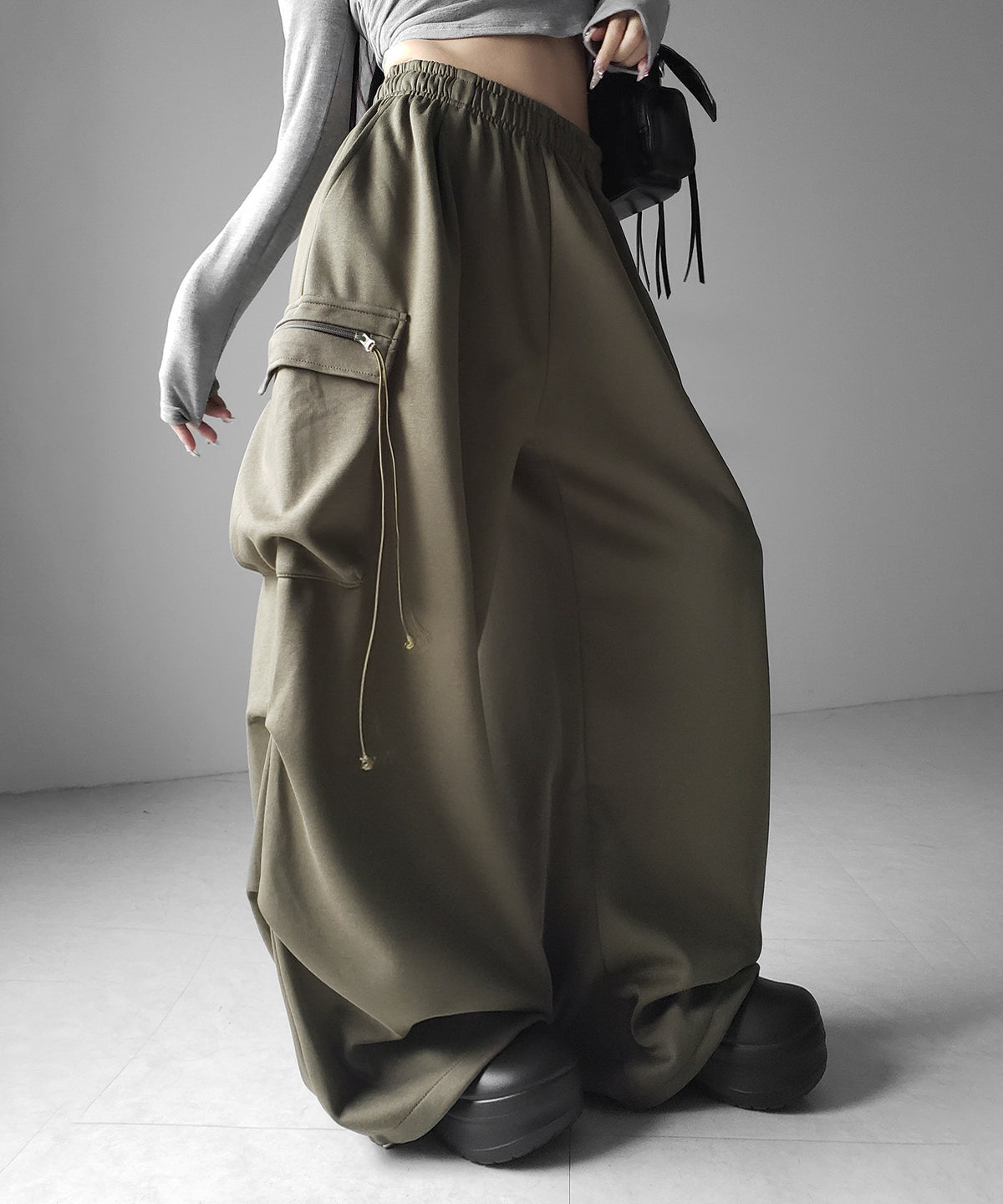 【 裾絞り可能2WAY 】ドローコードタックワイドカーゴスウェットパンツ / drawcord tuck wide cargo sweatpants