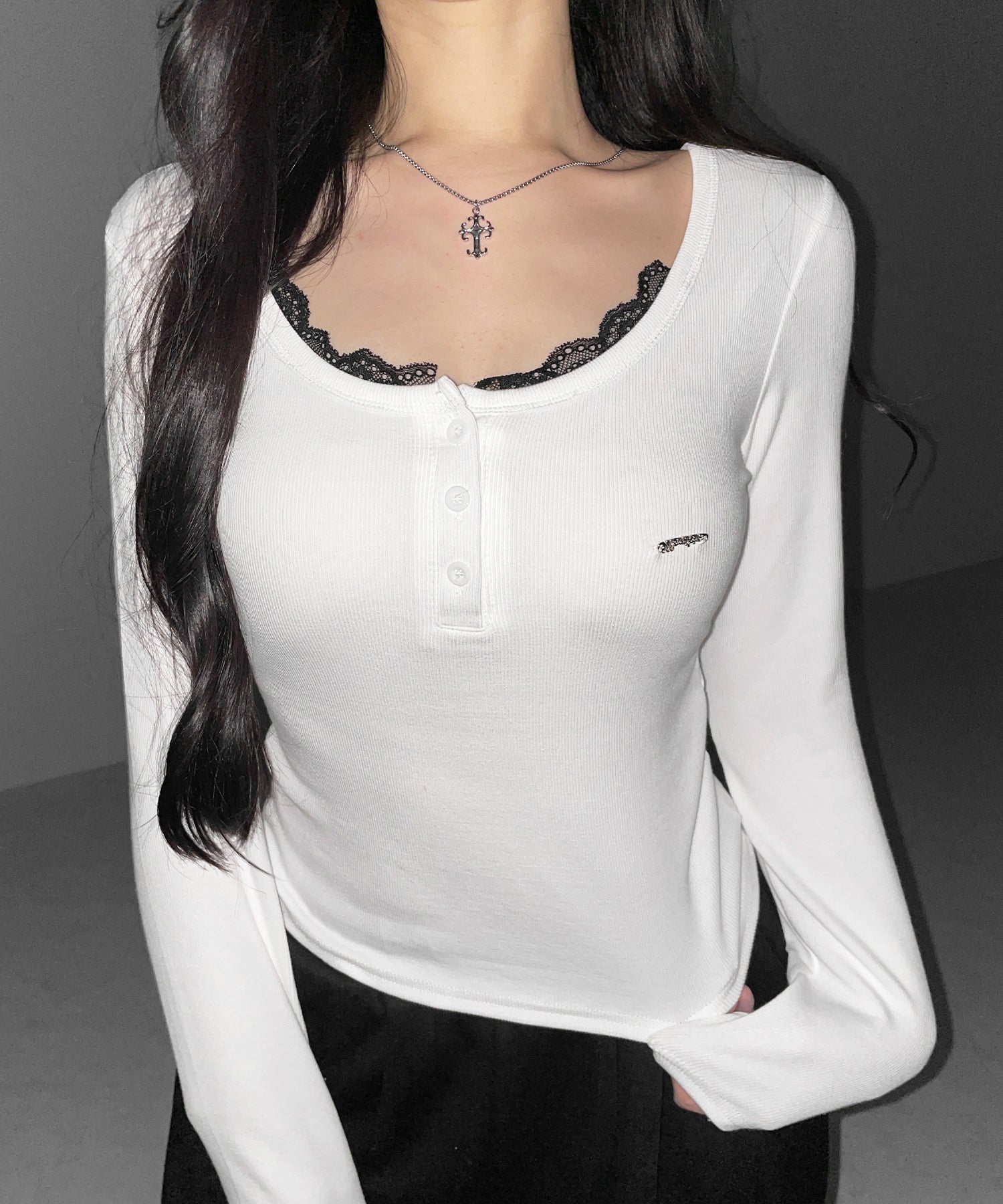 ヘンリーネックロゴプレートレースリブトップス / henley neck logo plate lace ribbed tops
