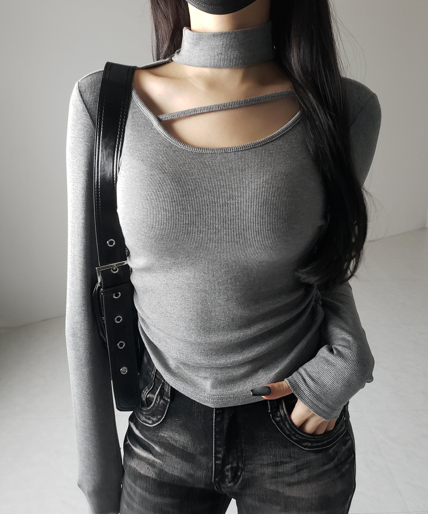 【 裏起毛 】チョーカーナナメストラップシャーリングトップス / choker naname strap shirring tops