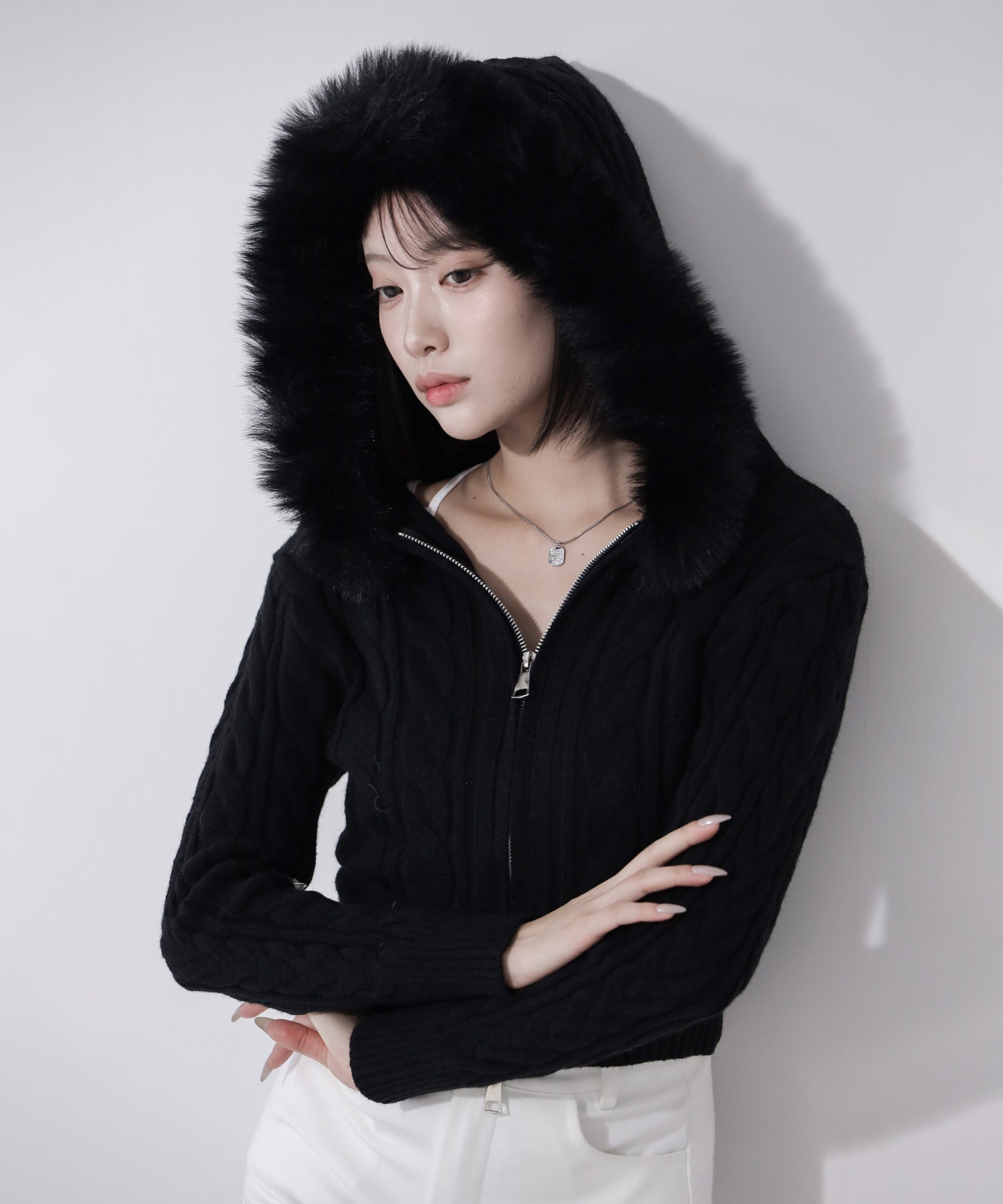 ファーフーディダブルジップショートニットパーカー / Fur hooded double zip short knit hoodie