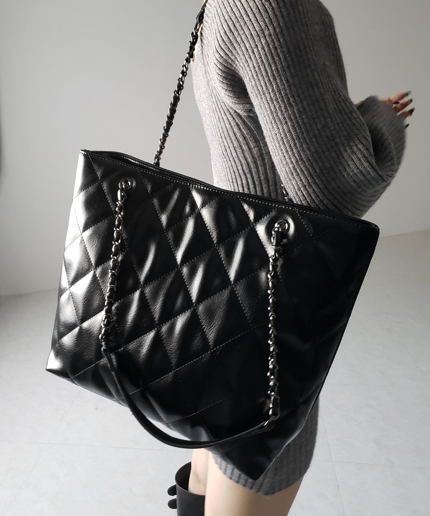 【 A4収納可 】キルティングチェーンスクエアトートショルダーバッグ / quilting chain square tote shoulder bag