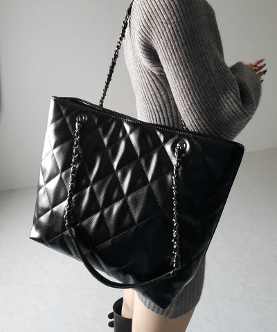 【 A4収納可 】キルティングチェーンスクエアトートショルダーバッグ / quilting chain square tote shoulder bag