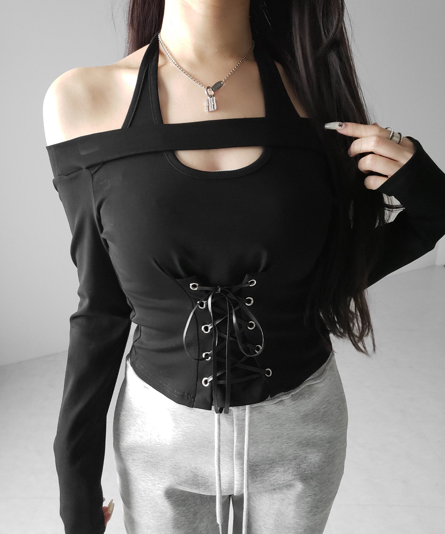 レースアップカットアウトホルターオフショルトップス / laceup cutout halter offshoulder tops
