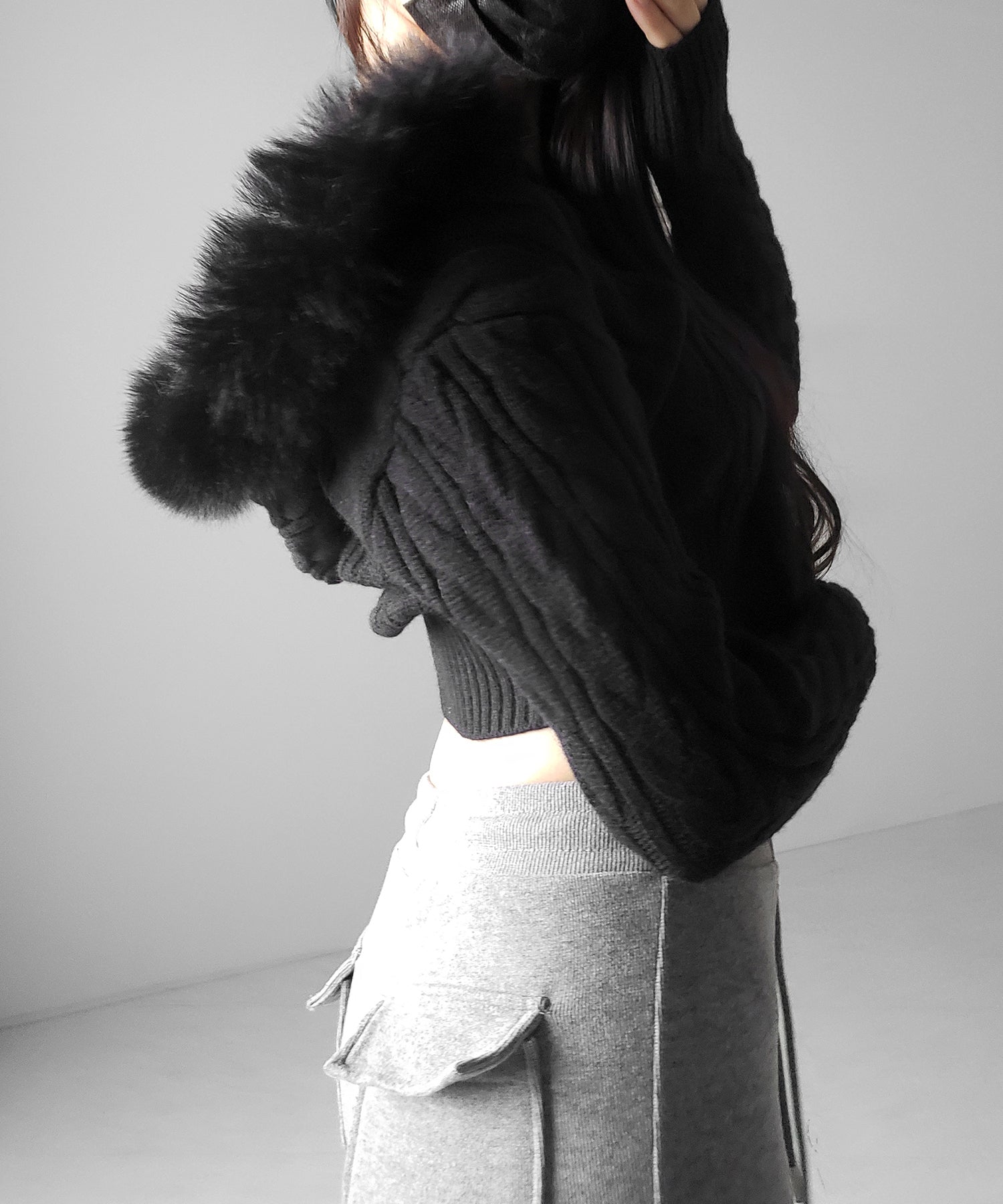 ファーフーディダブルジップショートニットパーカー / Fur hooded double zip short knit hoodie