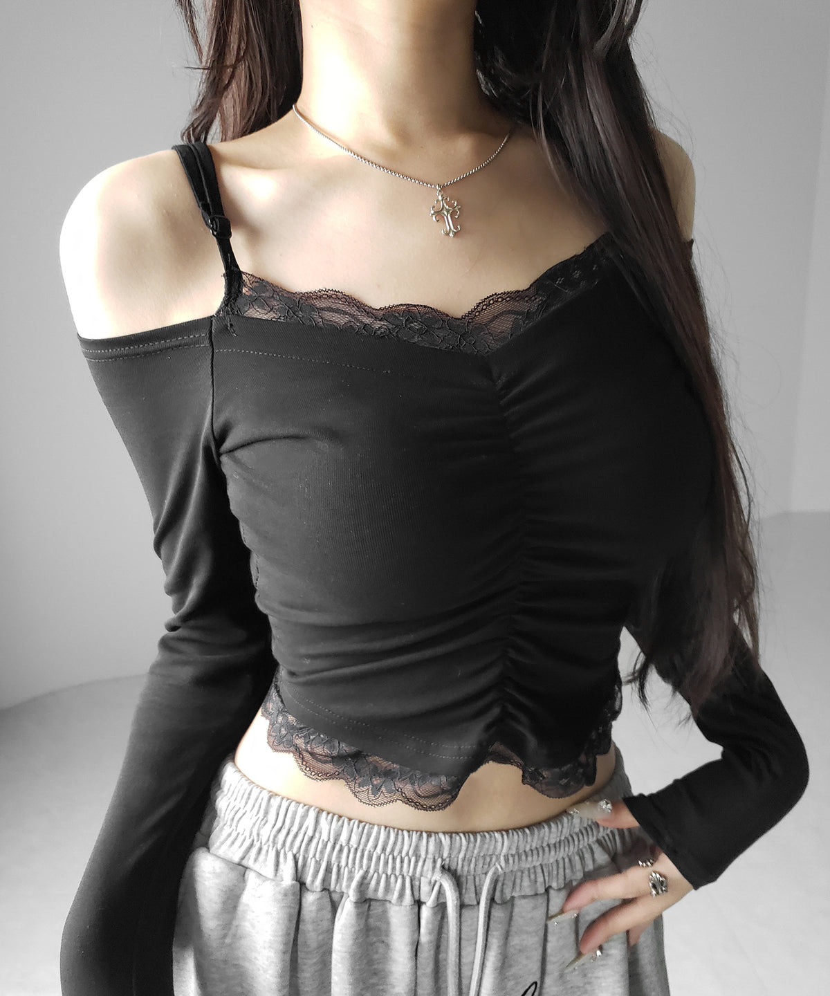 レースレイヤードギャザーオフショル長袖Tシャツ / lace layered gather off-shoulder long-sleeved T-shirts