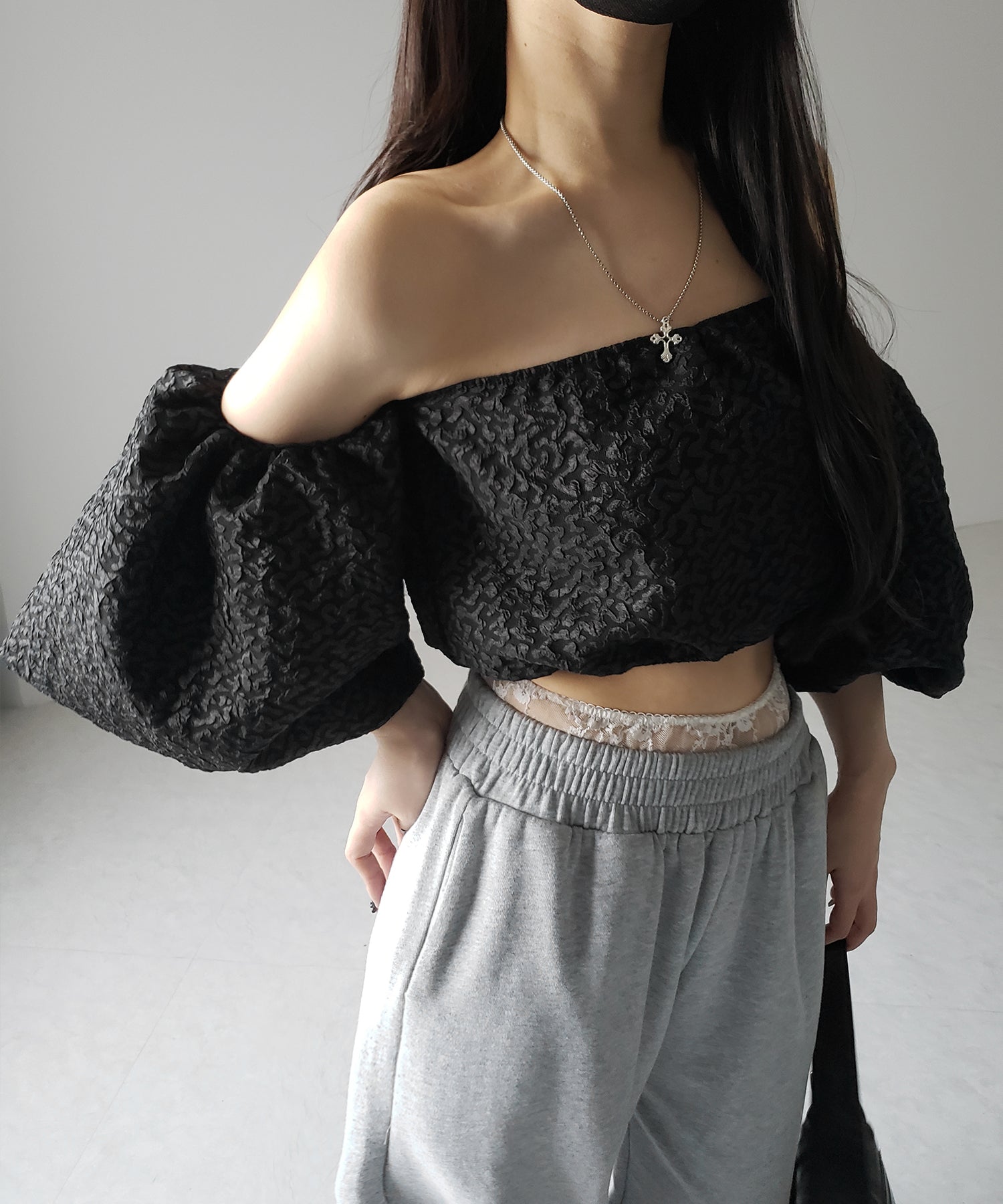 【 2color 】オフショルダーボリュームパフショートブラウス / off shoulder volume puff short blouse