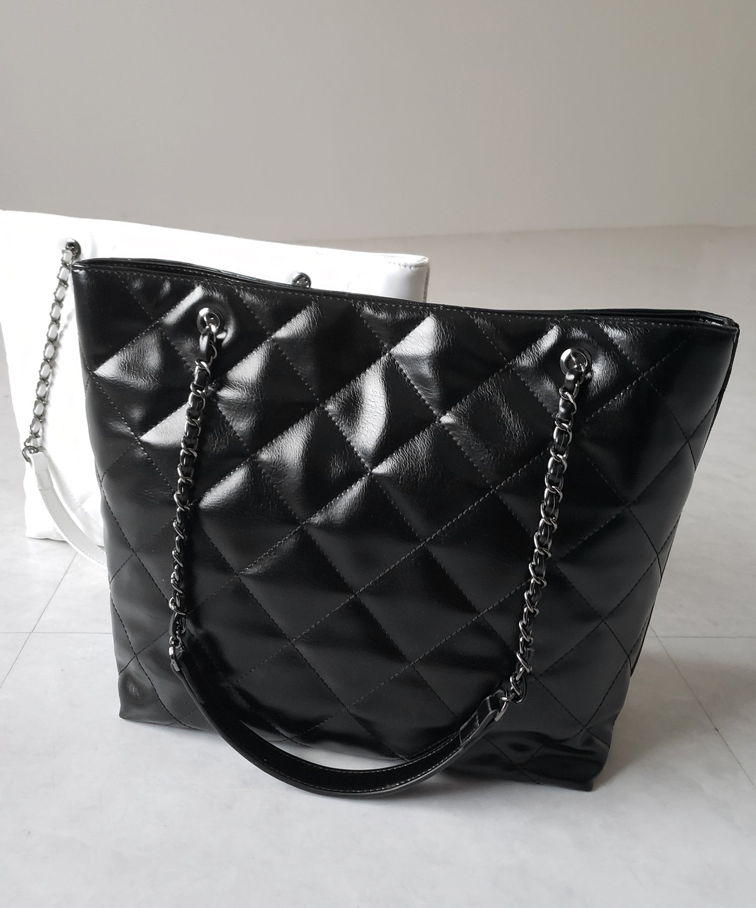 【 A4収納可 】キルティングチェーンスクエアトートショルダーバッグ / quilting chain square tote shoulder bag