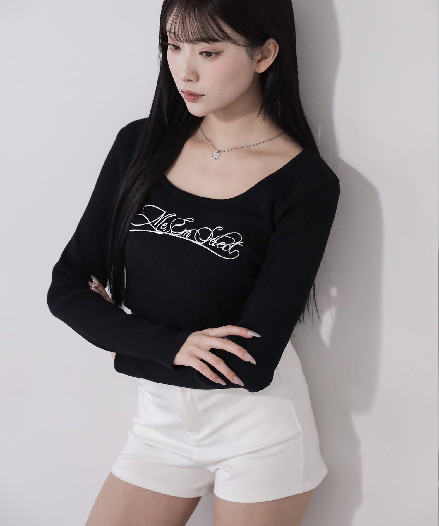 レタリングロゴ刺繍スクエアネックショートリブニットトップス / lettering logo embroidery square neck short rib knit tops
