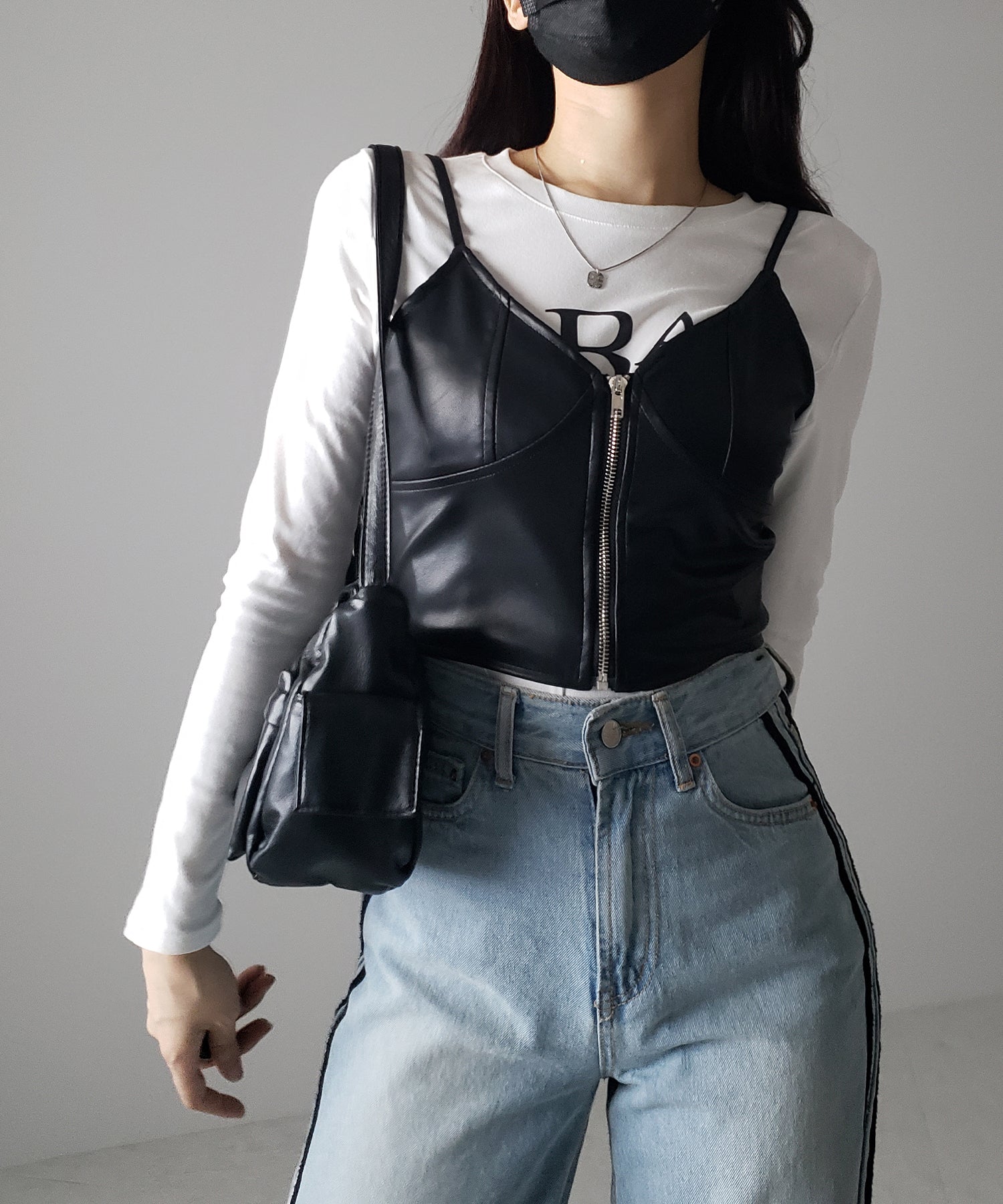 【 2color 】フロントジップフェイクレザービスチェ