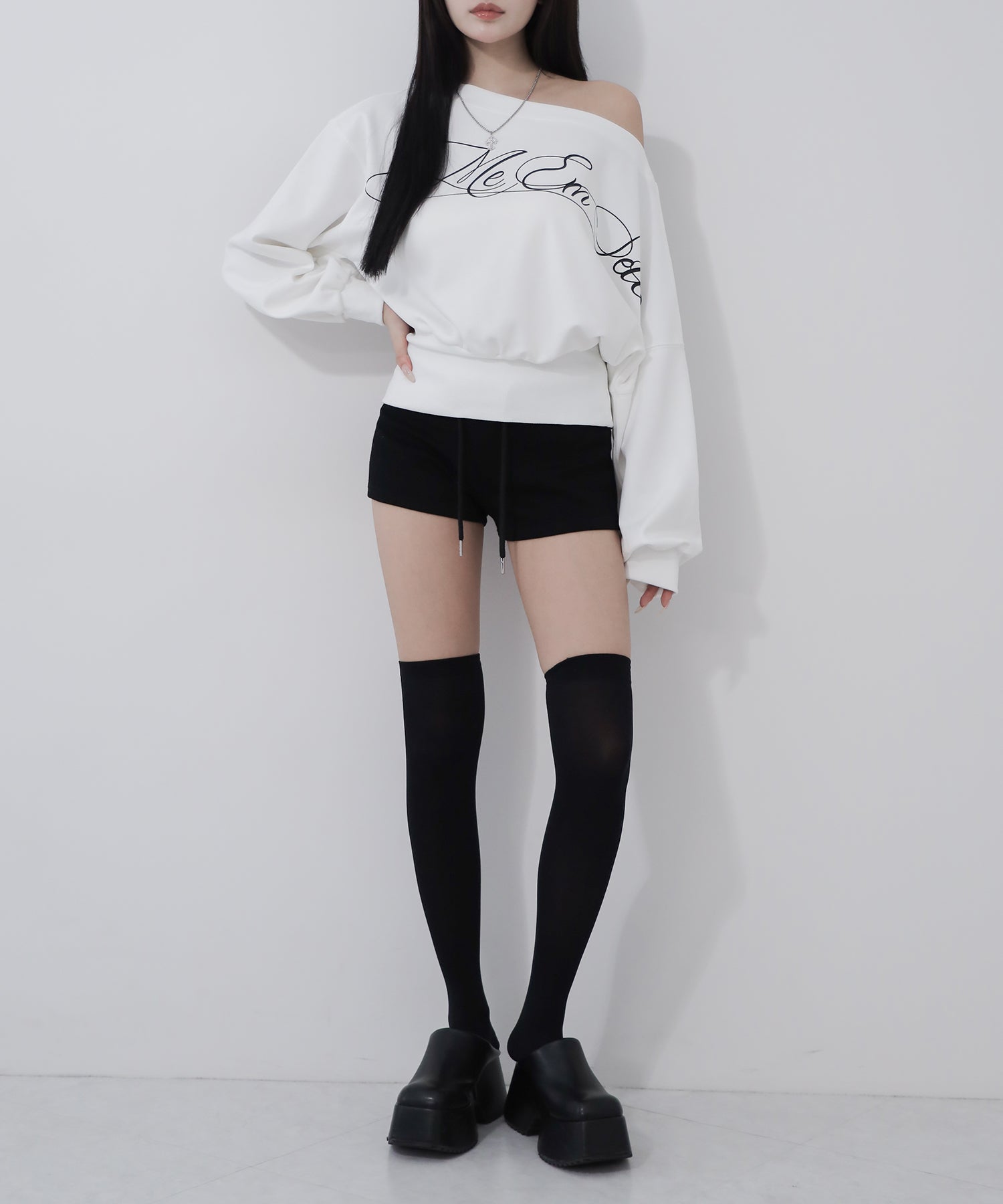 レタリングロゴワンショルショートスウェットライクトップス / lettering logo one-shoulder short sweatlike tops