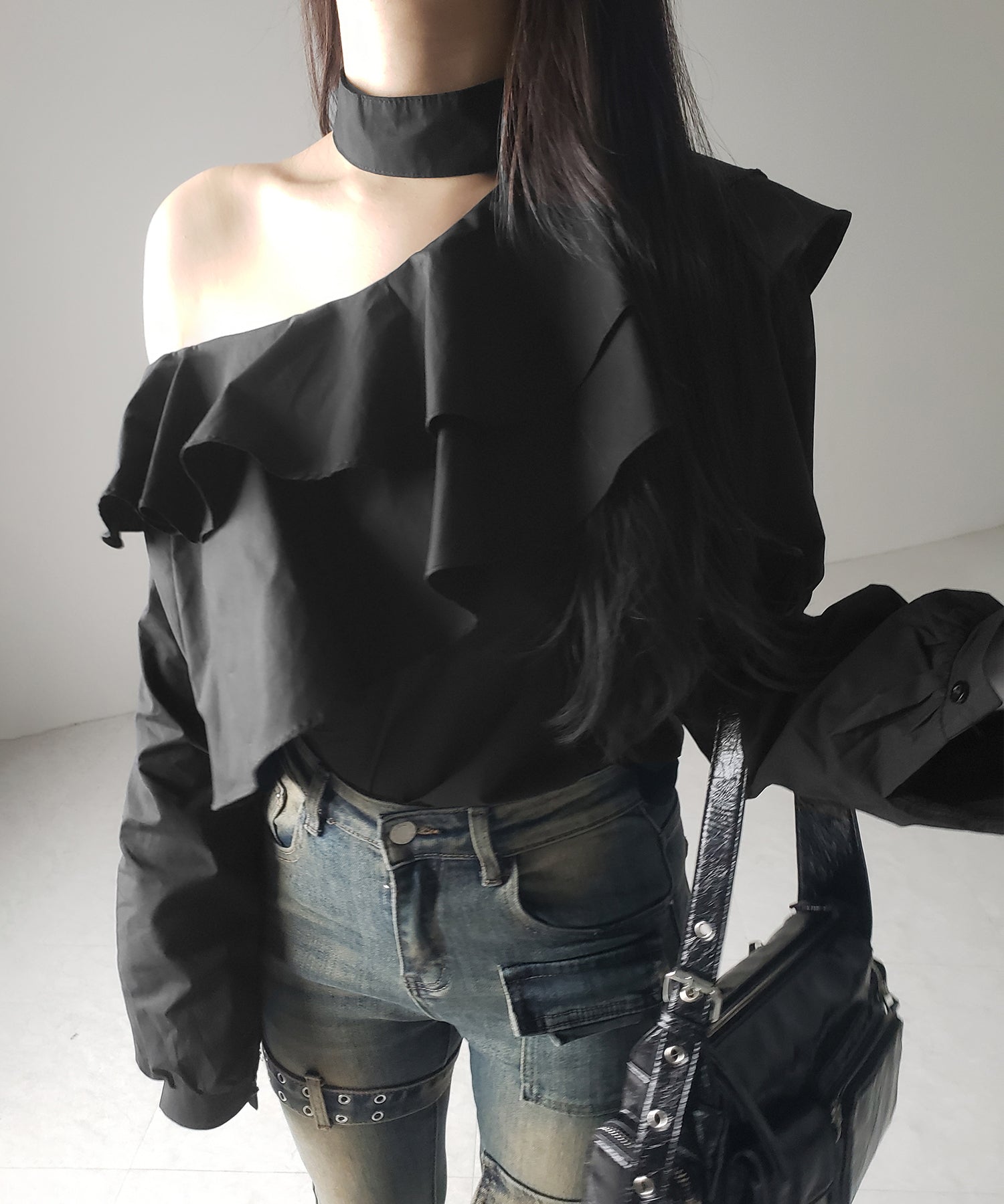【 2color 】チョーカーフリルワンショルダーブラウス / choker frill one shoulder blouse