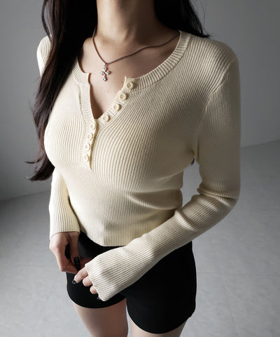 キーネックボタンデザインクロップドリブニット