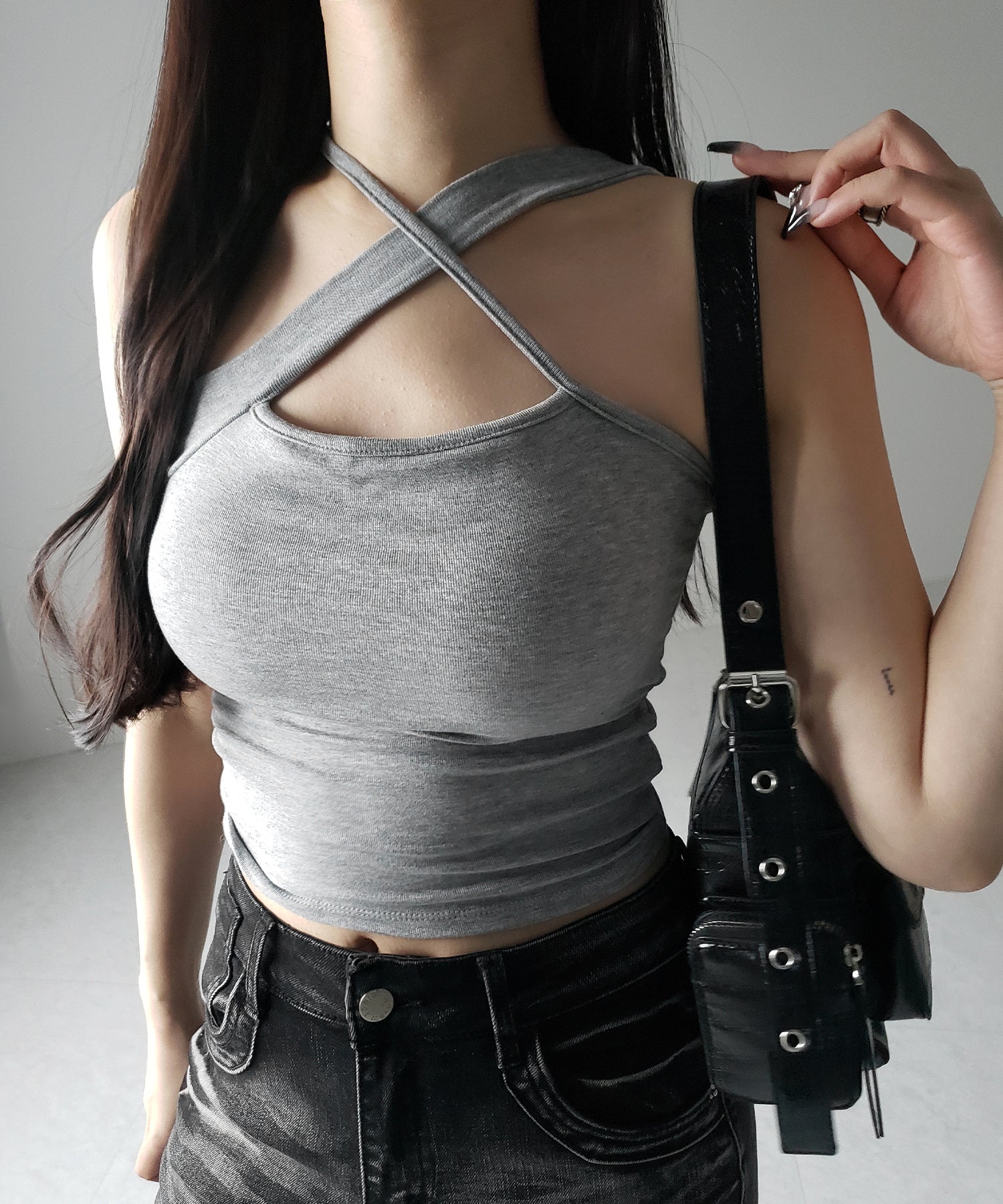 【 3color / カップ付 】クロスネックカットアウトキャミソール / cross neck cutout camisole