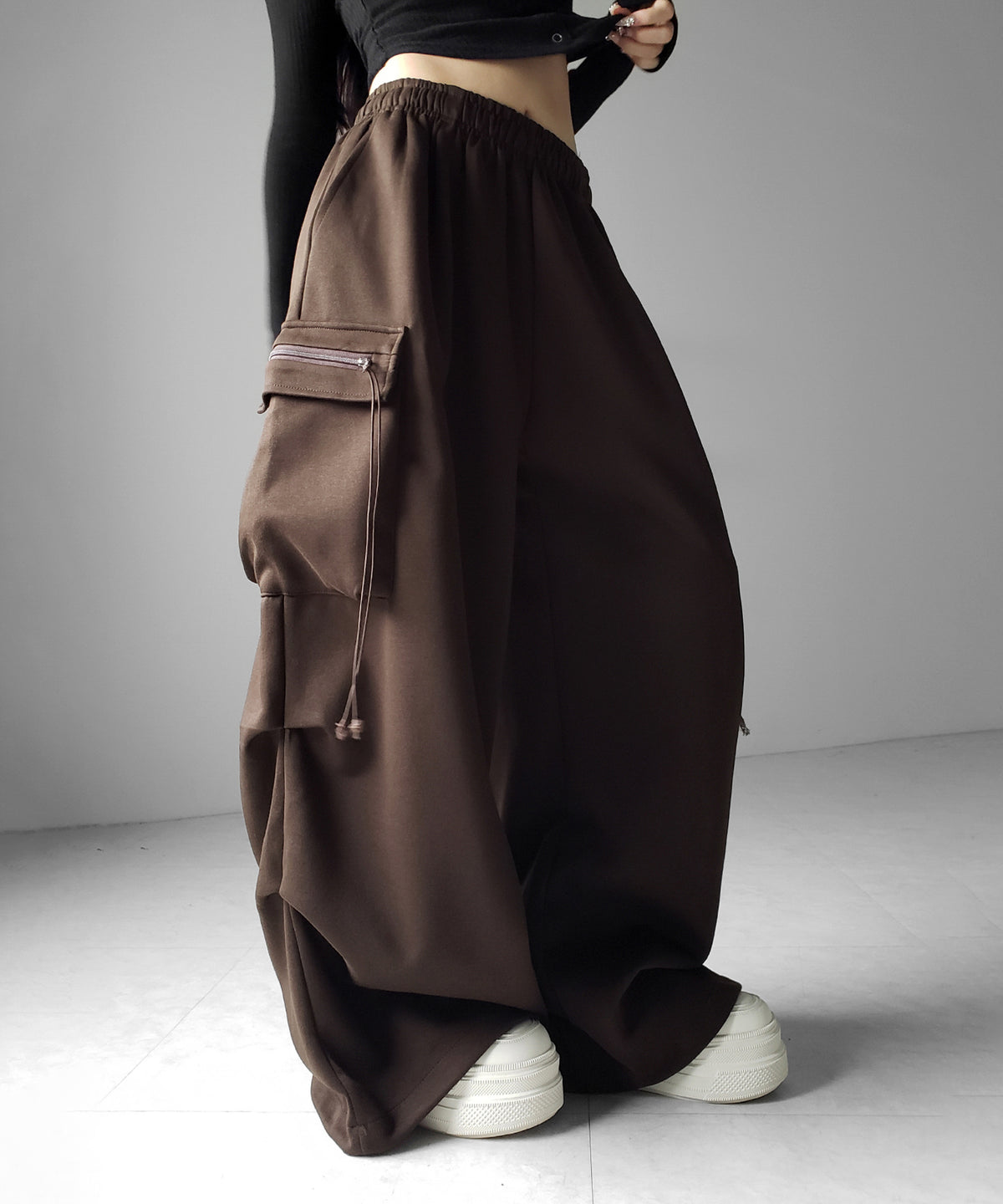 【 裾絞り可能2WAY 】ドローコードタックワイドカーゴスウェットパンツ / drawcord tuck wide cargo sweatpants
